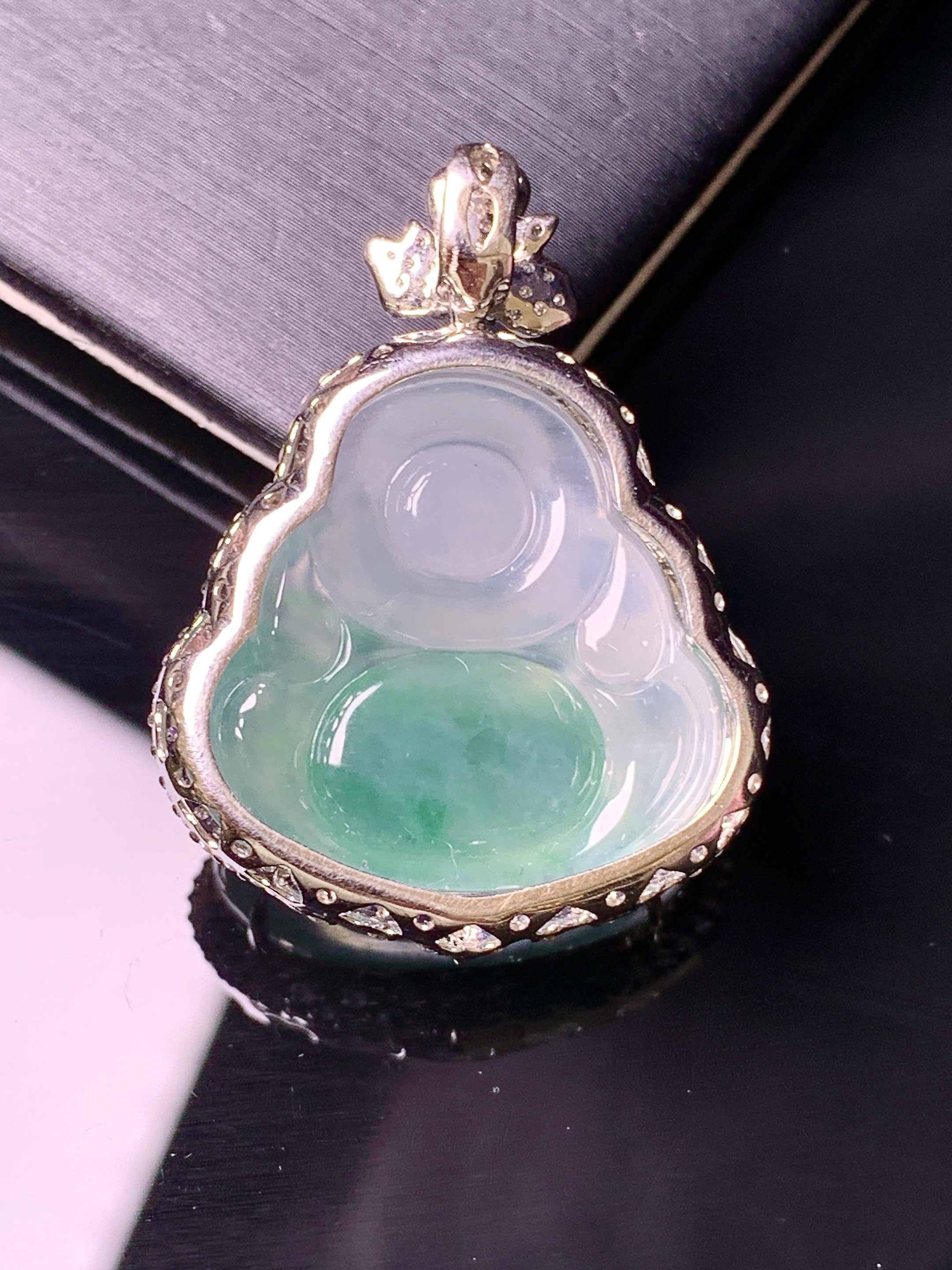 18k金钻镶嵌飘绿佛公吊坠 玉质细腻 水润亮眼 色泽艳丽 整体尺寸34.2*25.6*10.8k1