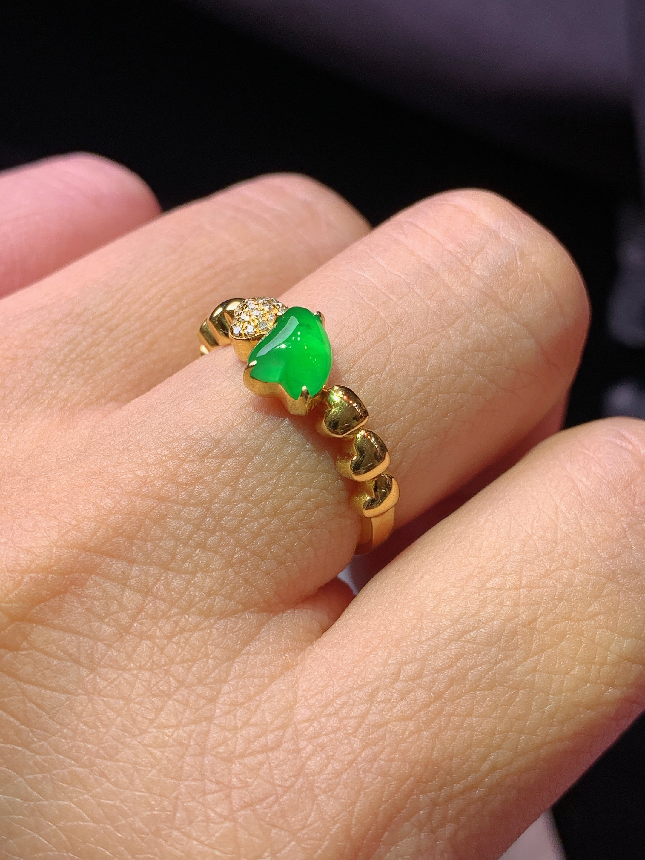 18k金钻镶嵌冰阳绿心形蛋面戒指 玉质细腻 水润亮眼 色泽艳丽 圈口14 裸石尺寸6*7*2.3m5