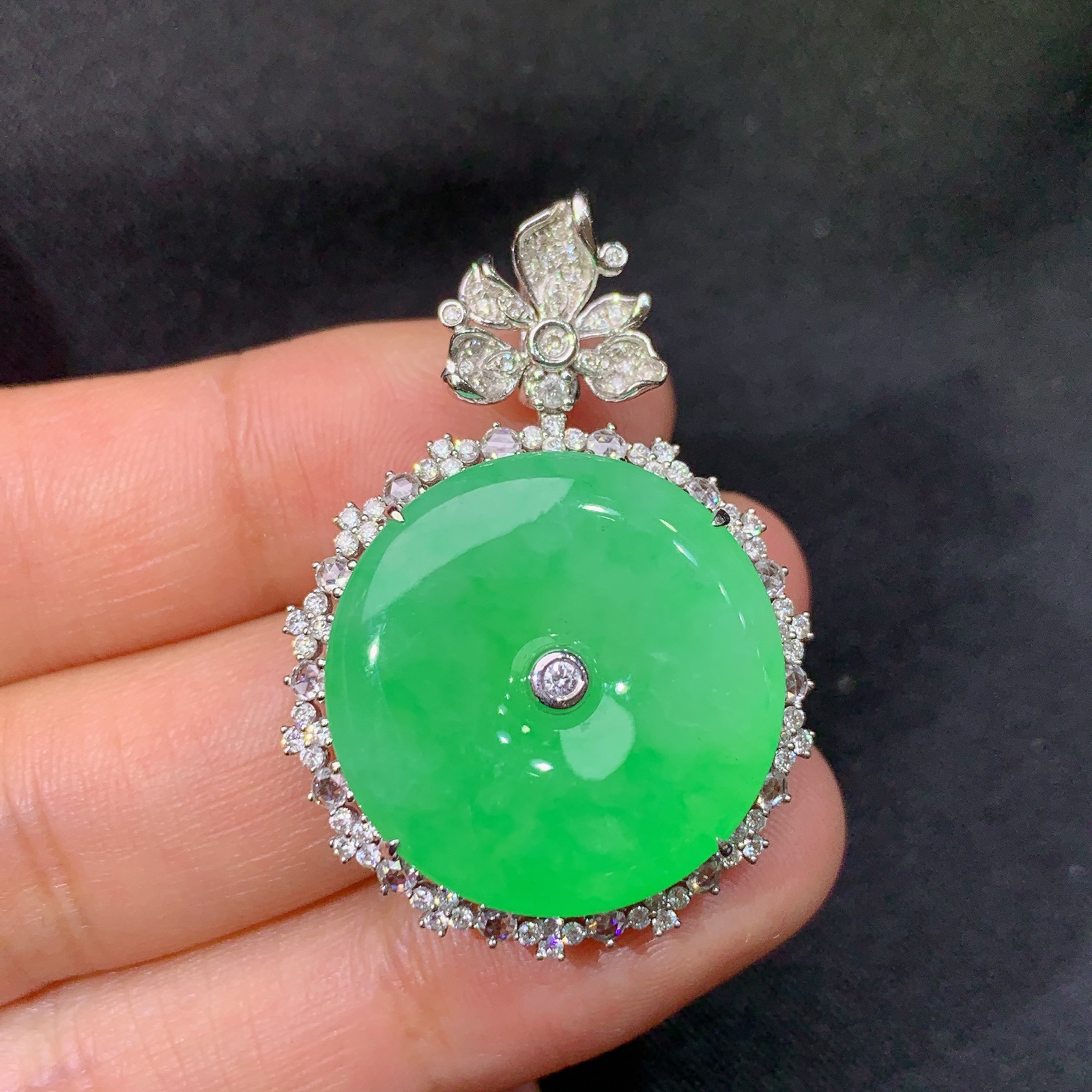 冰翠绿平安扣吊坠，18k金镶嵌，冰润色阳，玉质细腻，种水足，尺寸37*25.9*9.4