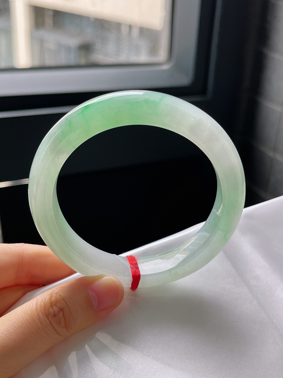 正圈57.3圈口，翡翠冰糯种飘绿手镯