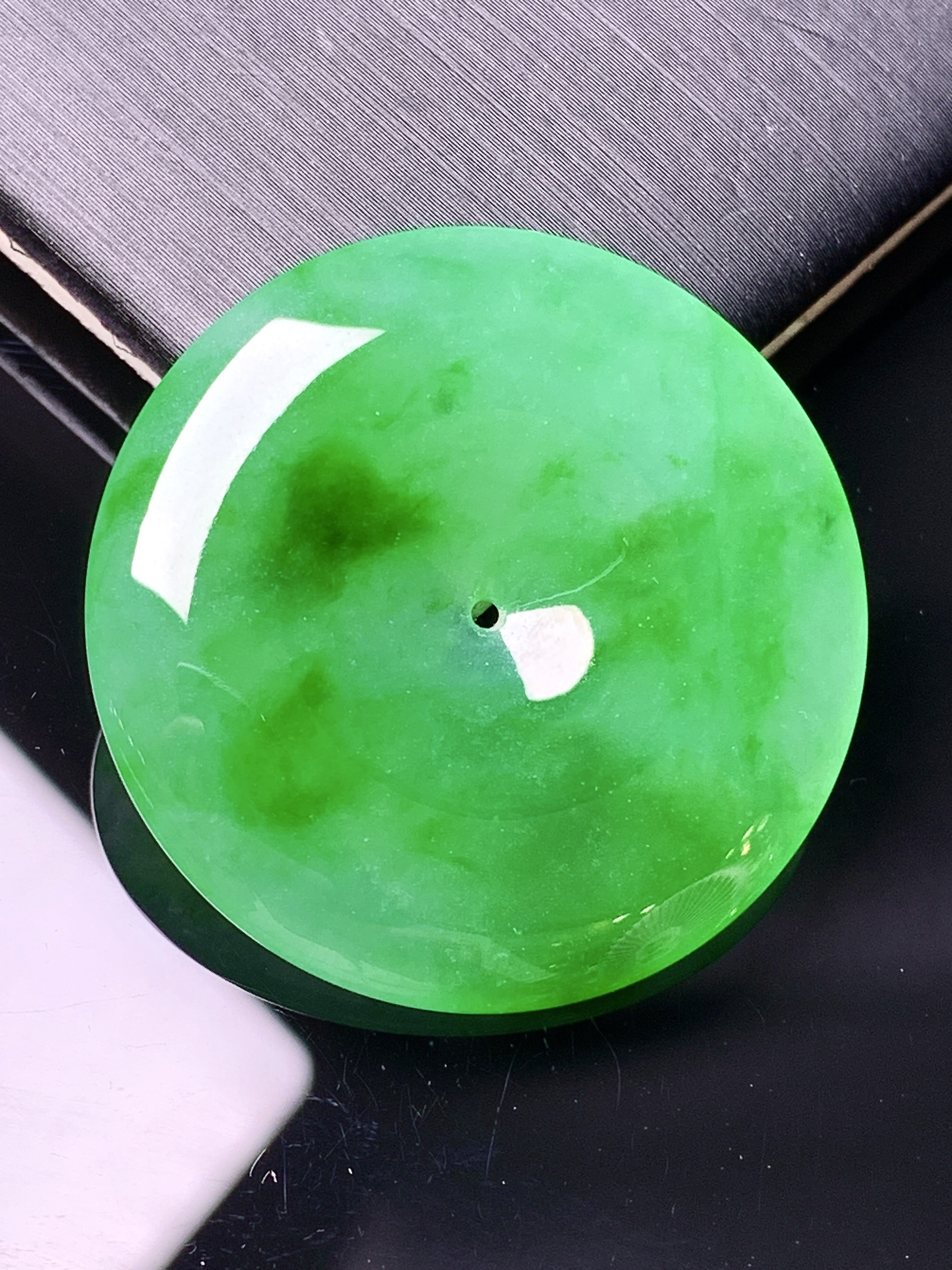 满绿平安扣吊坠 玉质细腻 水润亮眼 色泽艳丽 整体尺寸31.5*5.2d3