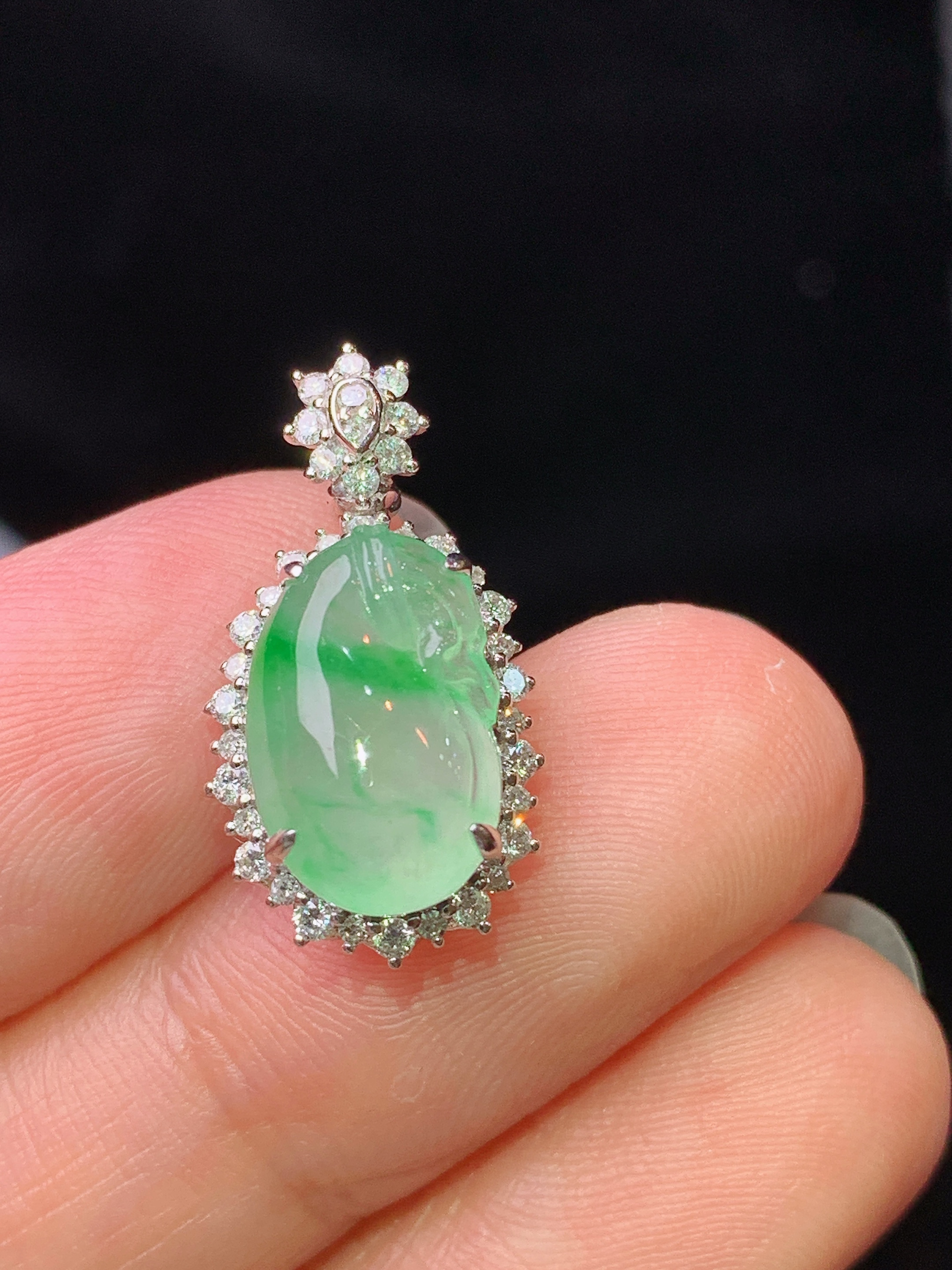 18k金钻镶嵌冰飘绿钱袋吊坠 玉质细腻 水润亮眼 色泽艳丽 整体尺寸20.8*11*7.5z1