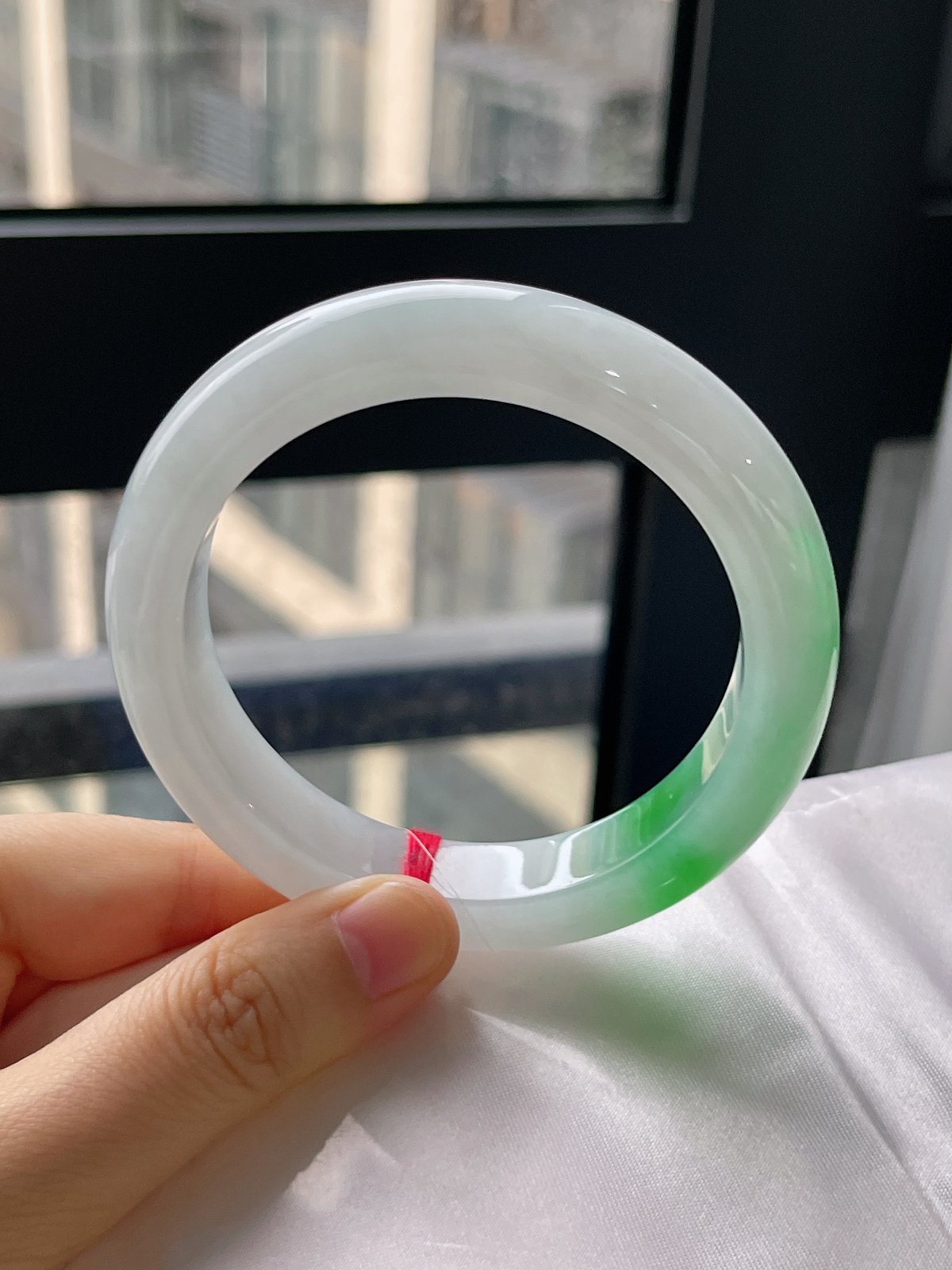 正圈57.5圈口，翡翠冰糯种飘绿手镯