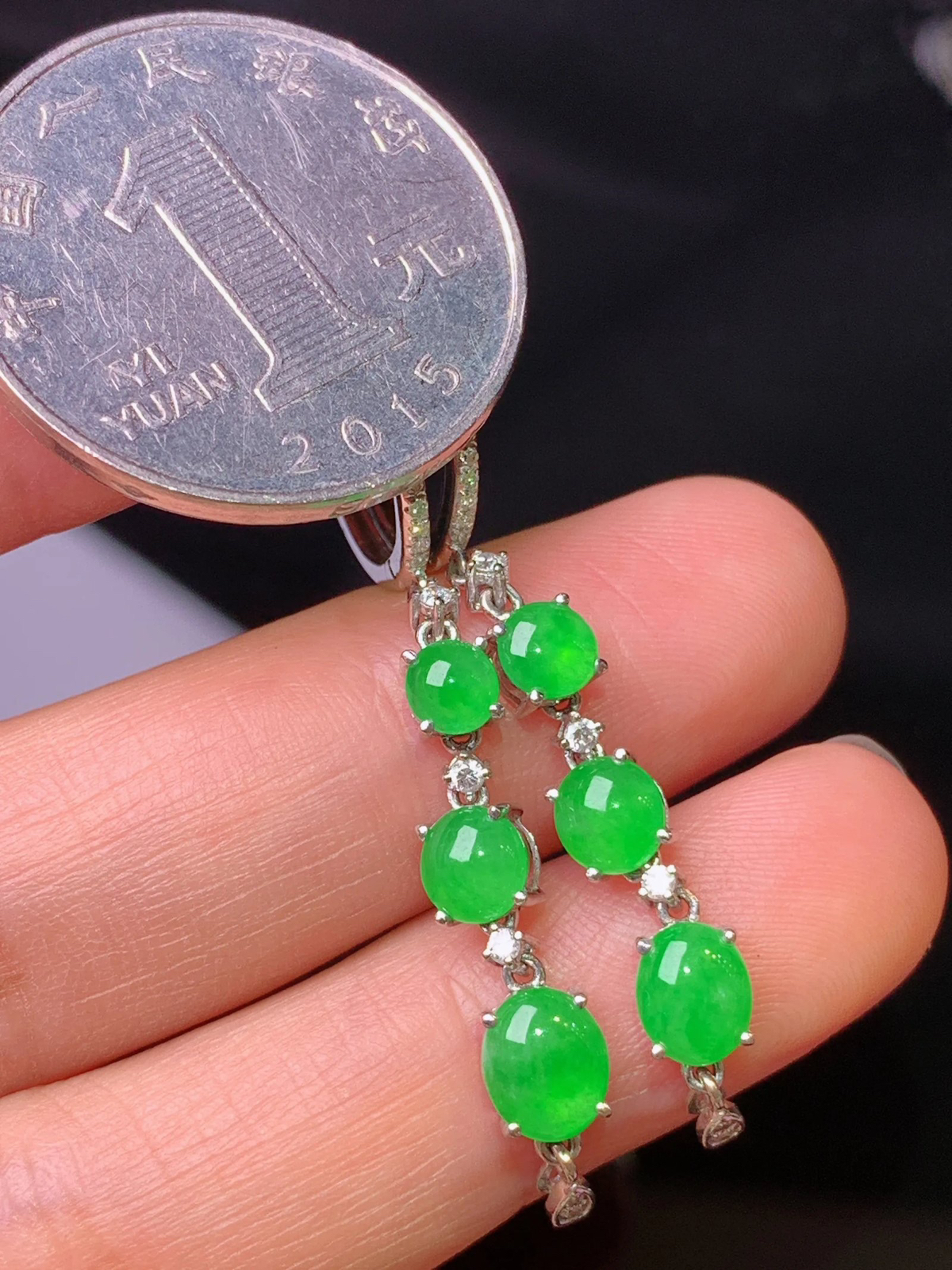 18k金钻镶嵌满绿蛋面耳坠 玉质细腻 水润亮眼 色泽艳丽 整体尺寸43.2*5.3*4 L2