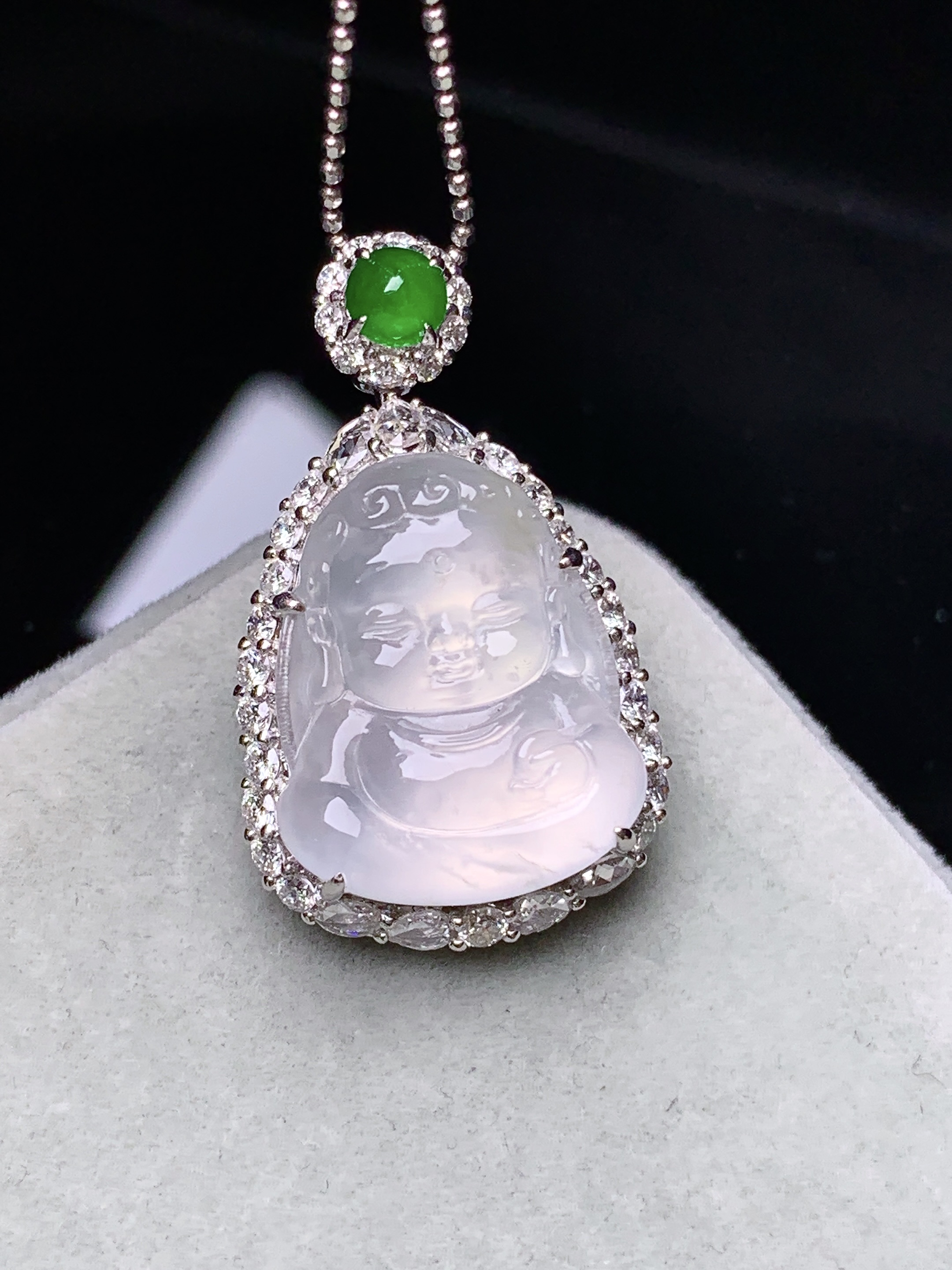 18k金钻镶嵌冰种宝宝佛公吊坠 玉质细腻 水润亮眼 色泽艳丽 整体尺寸28*16.8*9.8m5