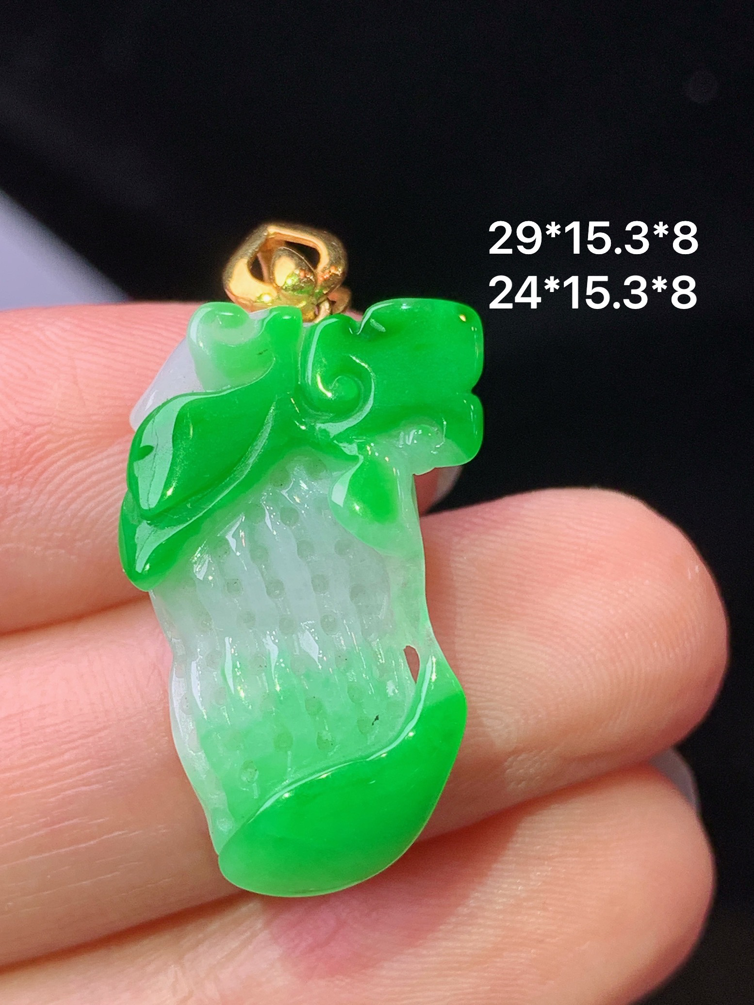 18k金镶嵌飘阳绿花生吊坠 玉质细腻 水润亮眼 色泽艳丽 整体尺寸29*15.3*8z1