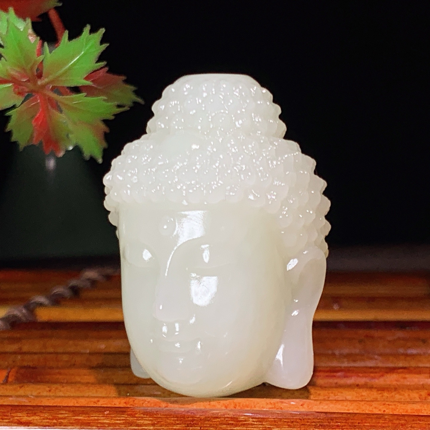 新疆和田玉观音头挂件。尺寸45/32/28重59克。玉质细腻油润。手推出油。佩戴高端典雅。lt260413