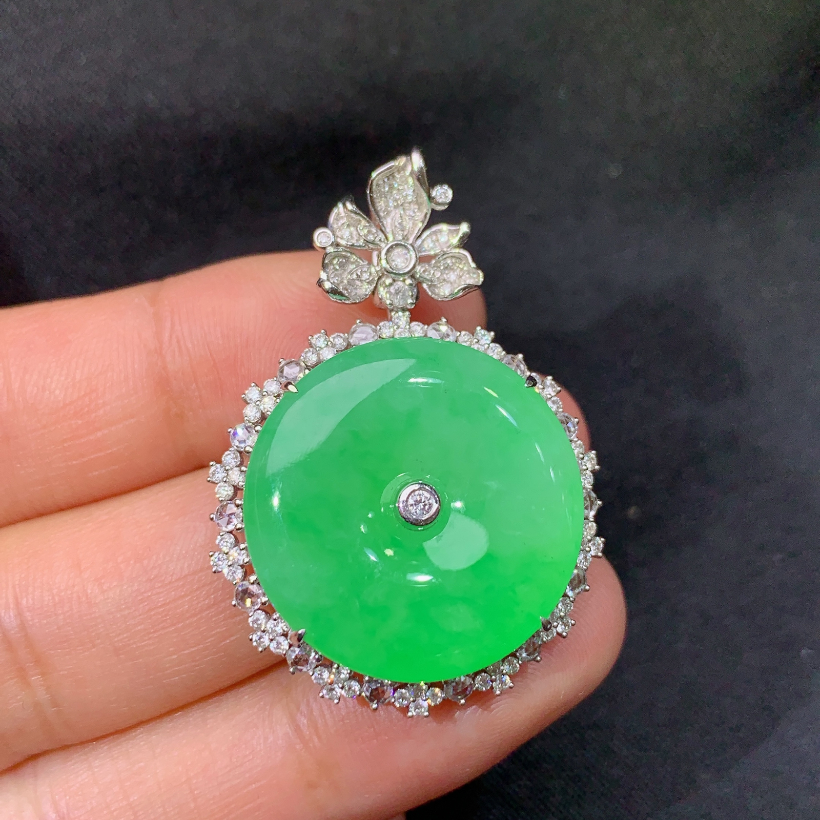 冰翠绿平安扣吊坠，18k金镶嵌，冰润色阳，玉质细腻，种水足，尺寸37*25.9*9.4