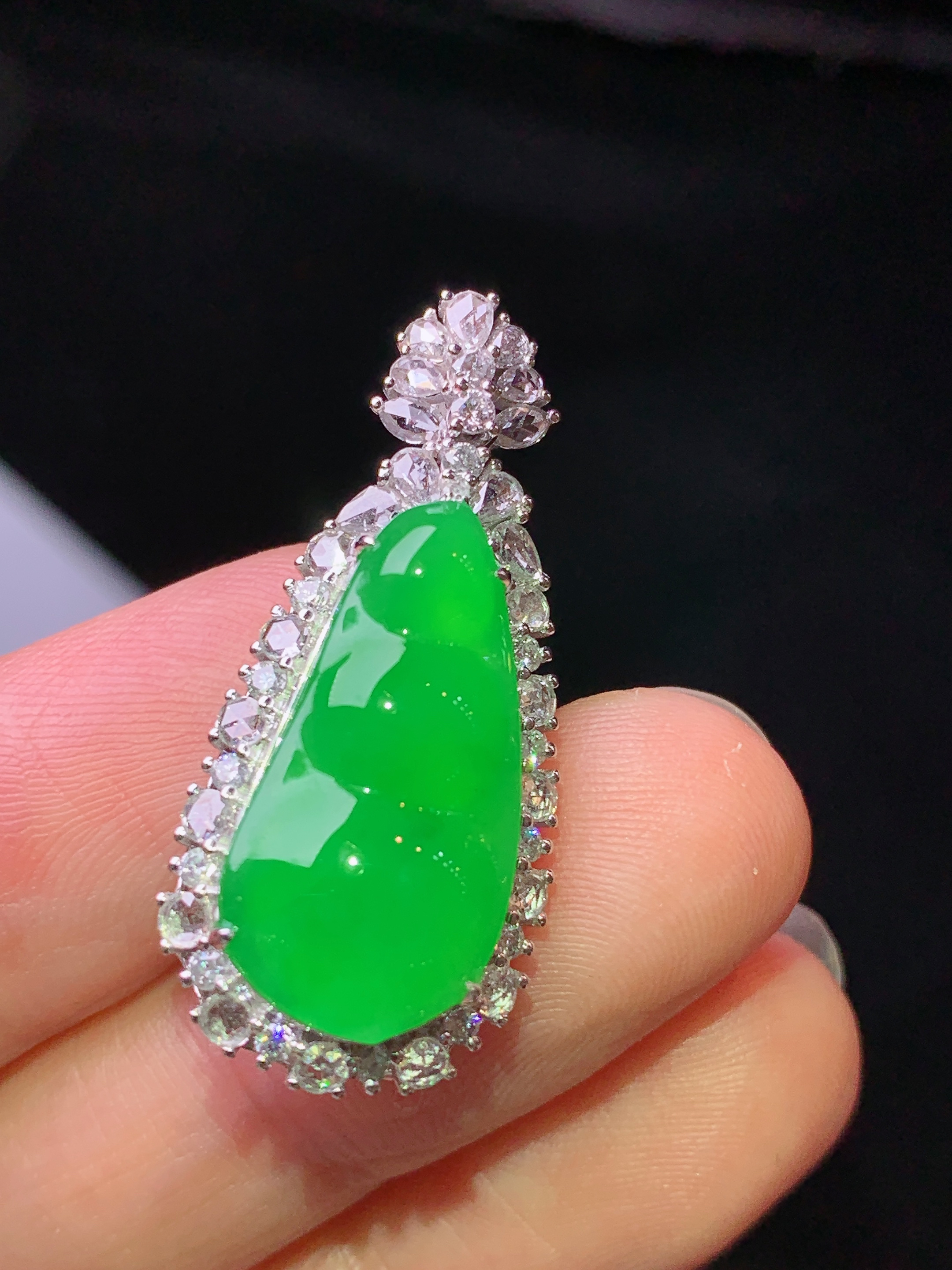 18k金钻镶嵌冰阳绿四季豆吊坠 玉质细腻 水润亮眼 色泽艳丽 整体尺寸31*14*9.8j4