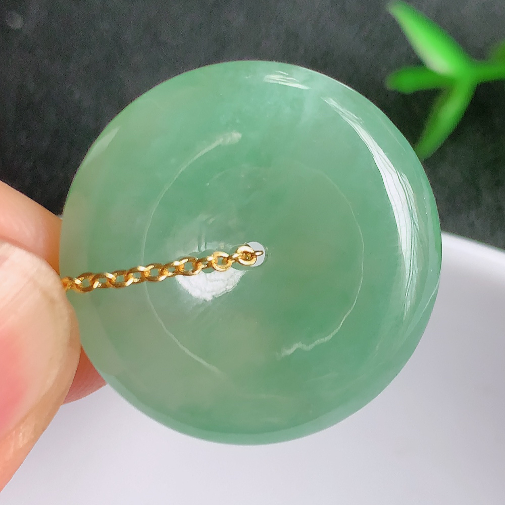 冰润平安扣吊坠，厚装饱满，冰润剔透，细腻水足，种质润泽，飘花灵动，佩戴优雅大气，W357.13   尺寸：24.5-5.7mm