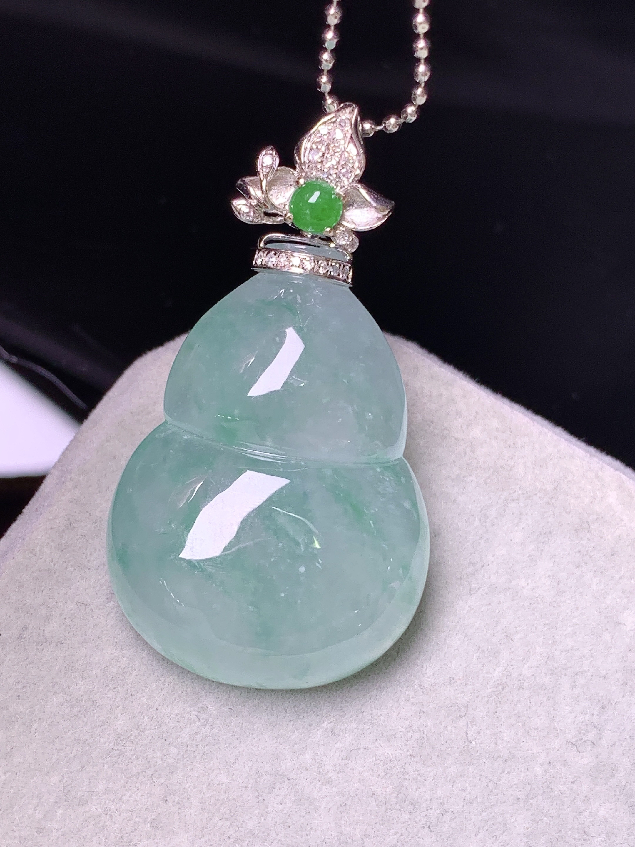 18k金钻镶嵌冰种飘花葫芦吊坠 玉质细腻 色泽艳丽清新 水润亮眼 整体尺寸37*20.3*6.8k1