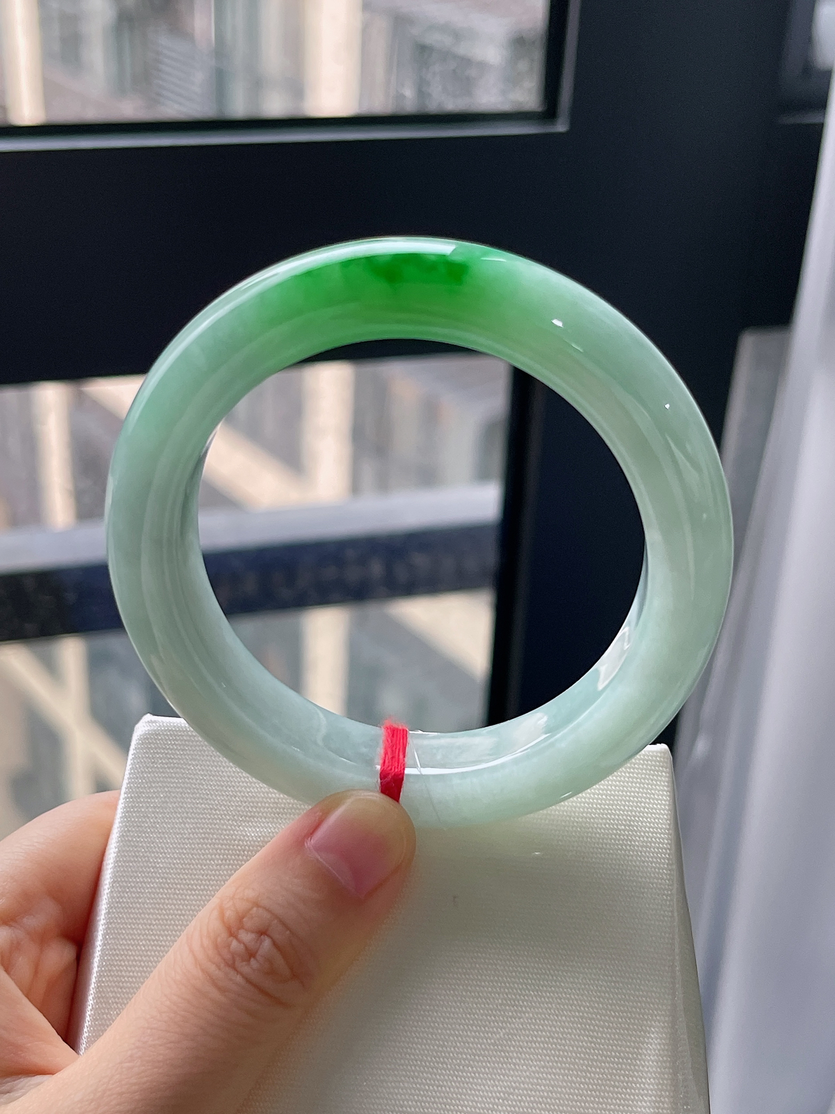 正圈56.7圈口，翡翠糯化种飘绿手镯