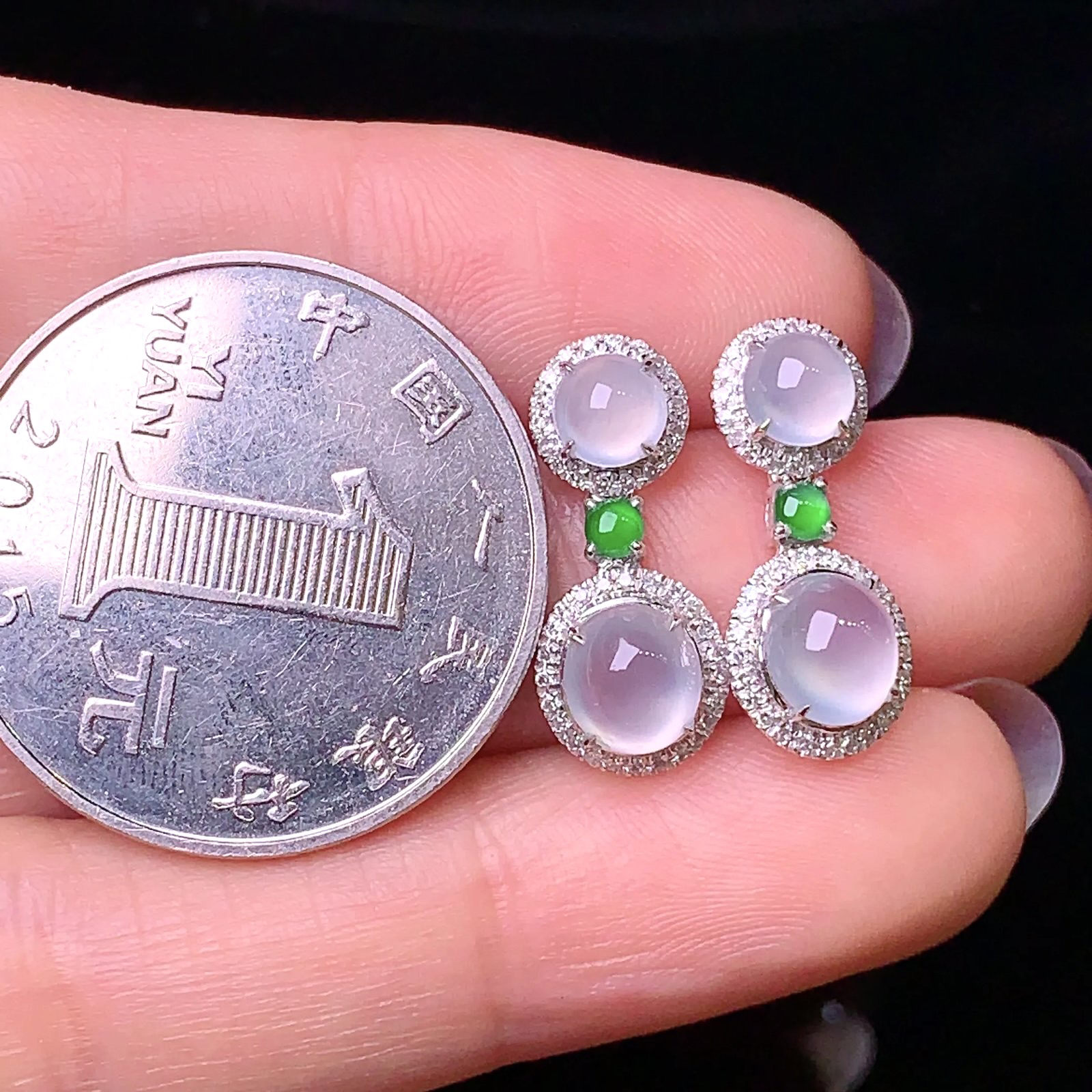 18k金钻镶嵌冰种蛋面耳坠 玉质细腻 色泽艳丽 款式新颖时尚唯美 整体尺寸18*8*5.4