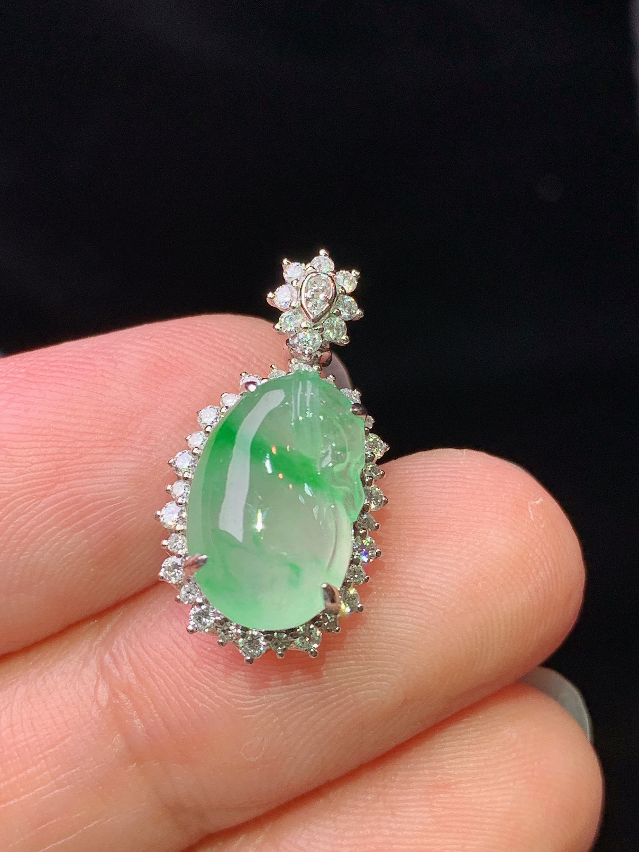 18k金钻镶嵌冰飘绿钱袋吊坠 玉质细腻 水润亮眼 色泽艳丽 整体尺寸20.8*11*7.5z1