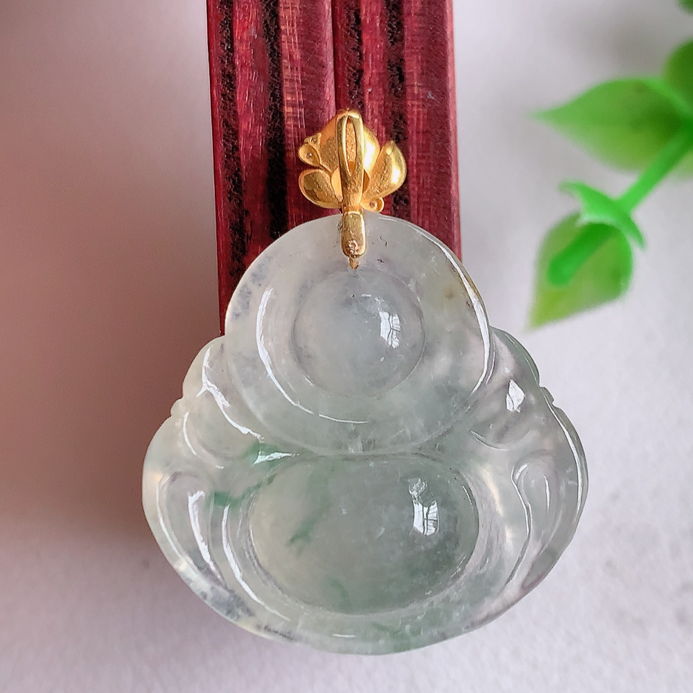 18k金扣冰润飘花佛公挂件 玉质细腻  精雕弥勒佛，笑佛福耳垂肩，面相喜庆，开怀大笑，憨态可掬。惟妙惟肖，寓意福禄双全，吉祥美满，笑口常开 W01.13  尺寸：23-23.5-6mm