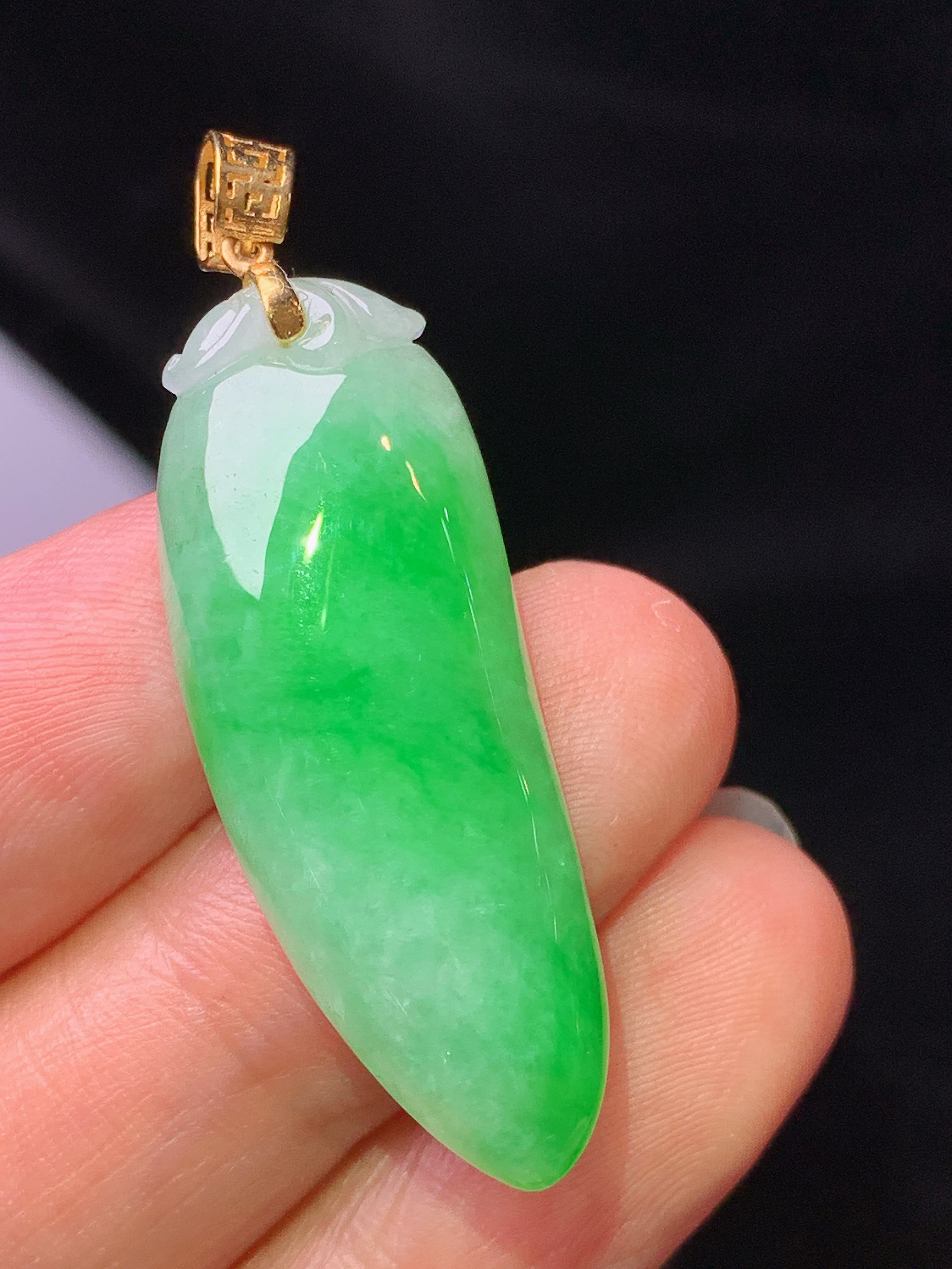18k金镶嵌阳绿福瓜吊坠 玉质细腻 水润亮眼 色泽艳丽 整体尺寸41.8*13*7.2z1