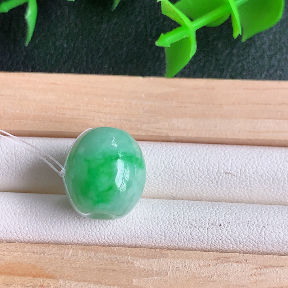 冰润阳绿路路通翡翠吊坠  款式新颖时尚，日常百搭的款。满满的份量感 清秀高雅，上身效果优雅迷人！性价