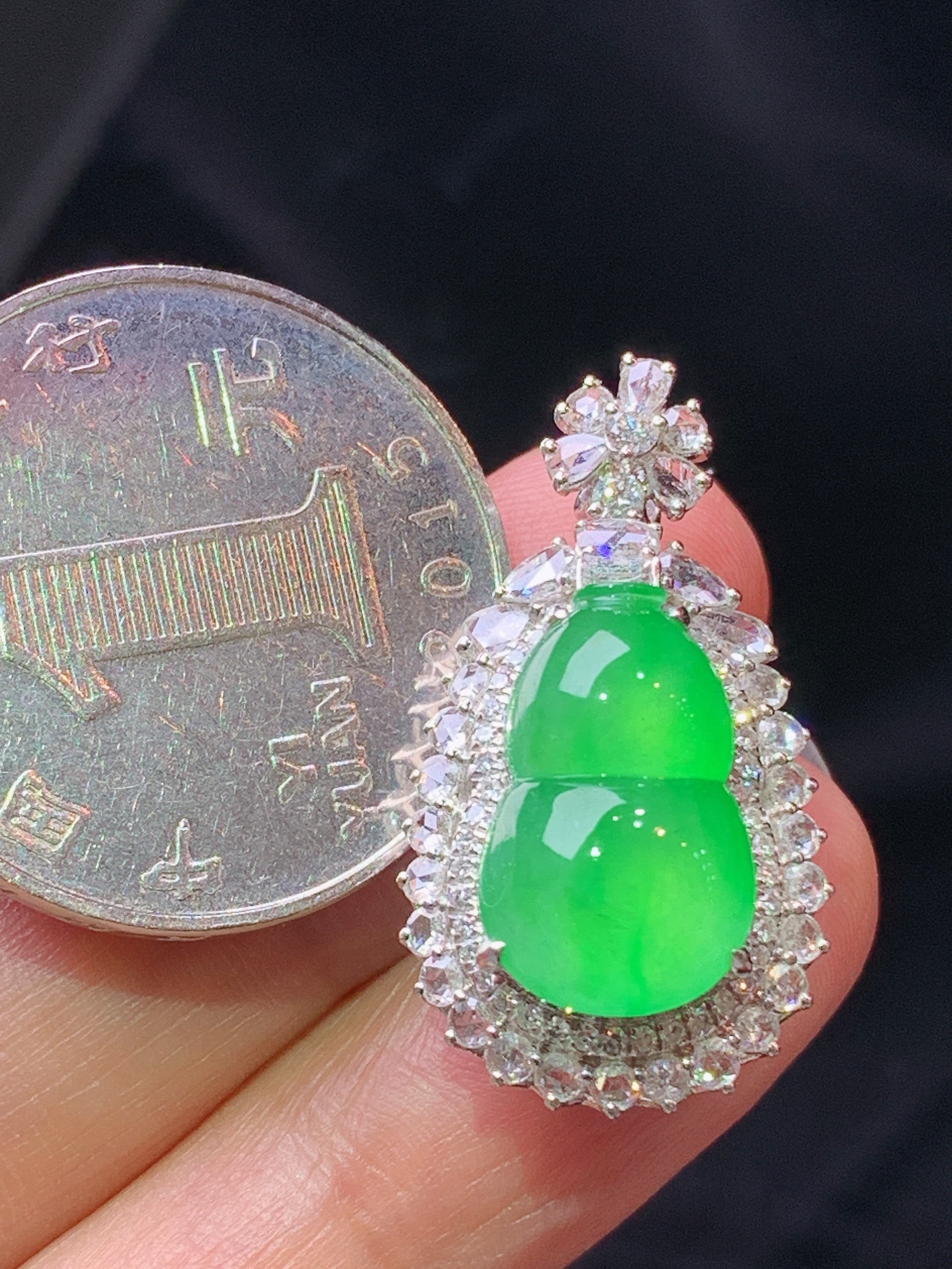 18k金钻镶嵌冰阳绿葫芦吊坠 玉质细腻 水润亮眼 色泽艳丽 整体尺寸24.5*15.2*11.5z1