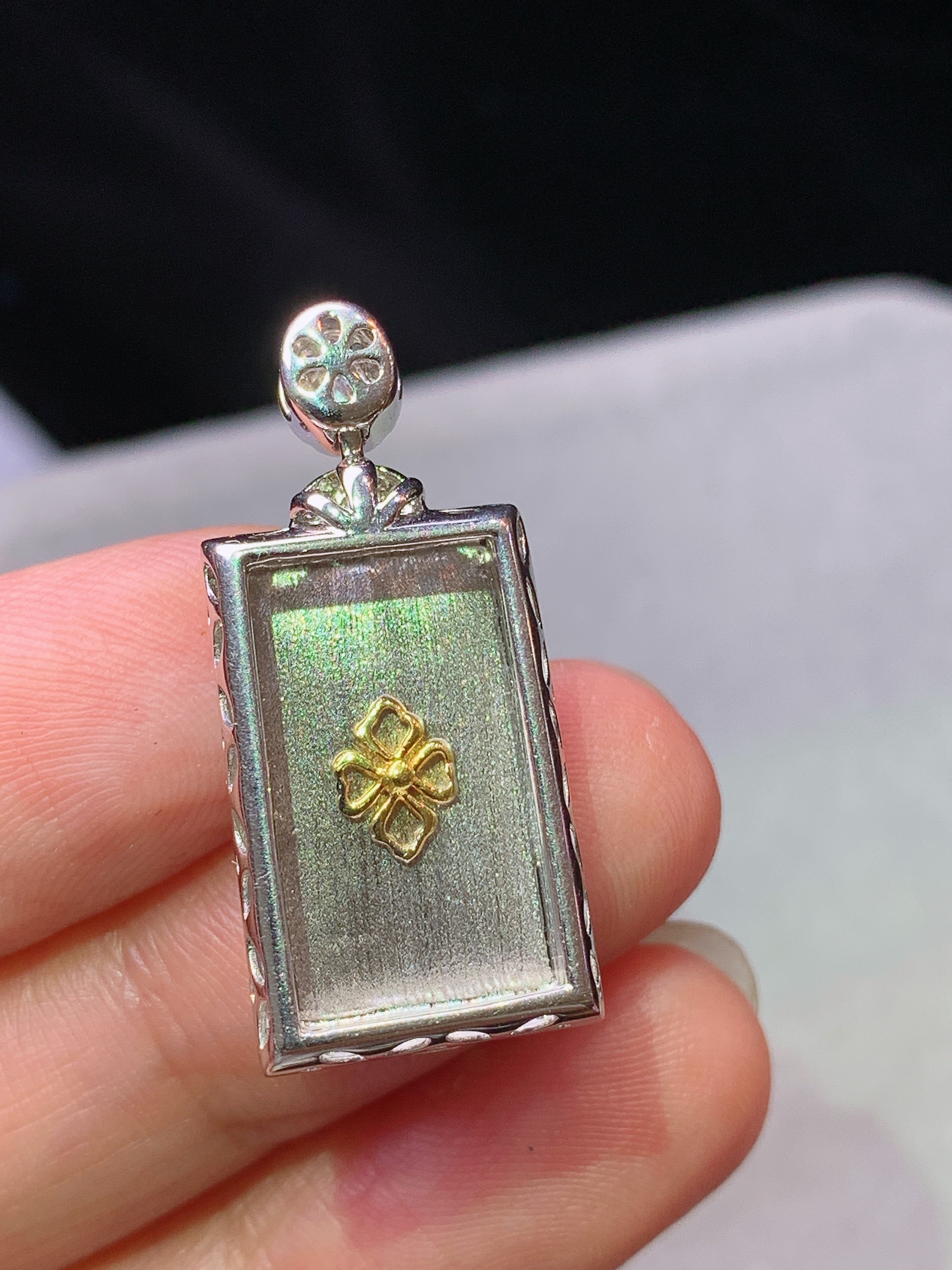 18k金钻镶嵌黄翡无事牌吊坠 玉质细腻 水润亮眼 色泽艳丽 整体尺寸28.2*12.8*6.6m5