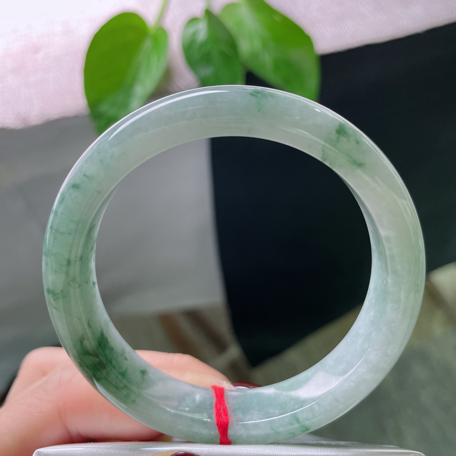 56/12.5/8.3飘花正圈，顾影自怜，镯色生香，水头好，细润