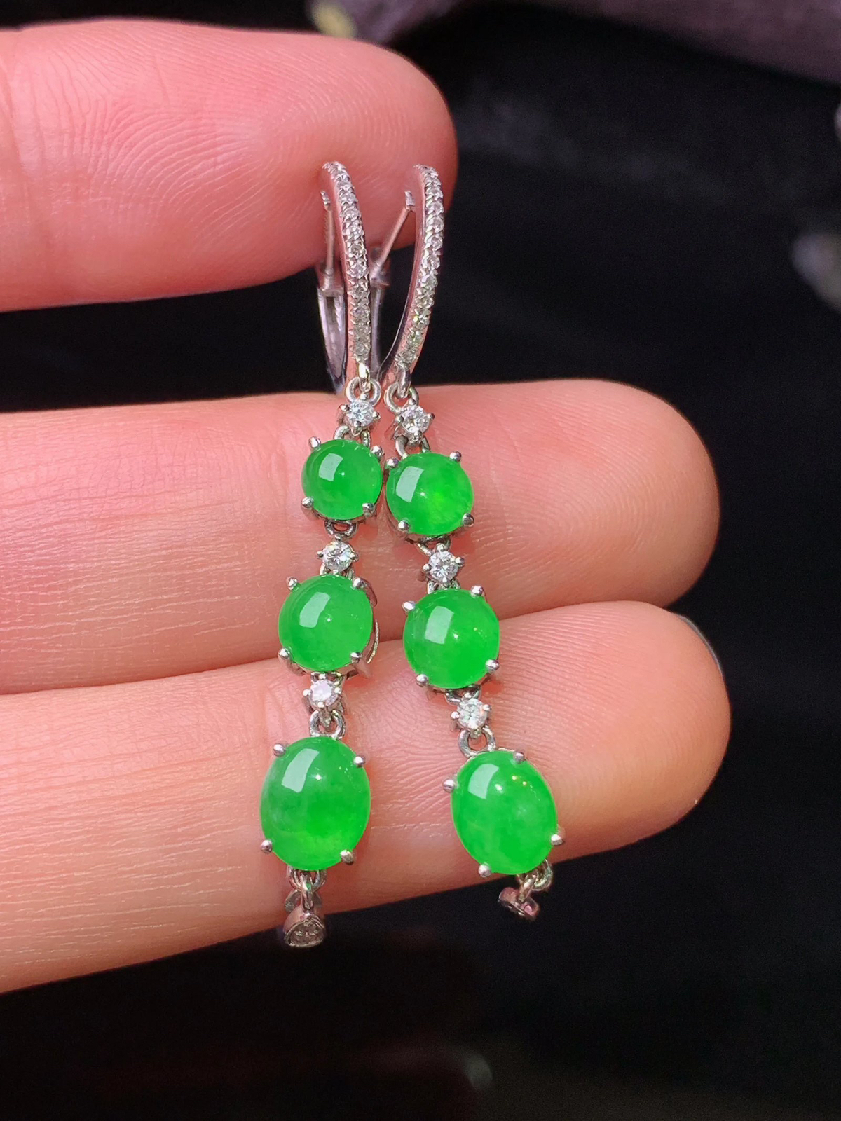 18k金钻镶嵌满绿蛋面耳坠 玉质细腻 水润亮眼 色泽艳丽 整体尺寸43.2*5.3*4 L2