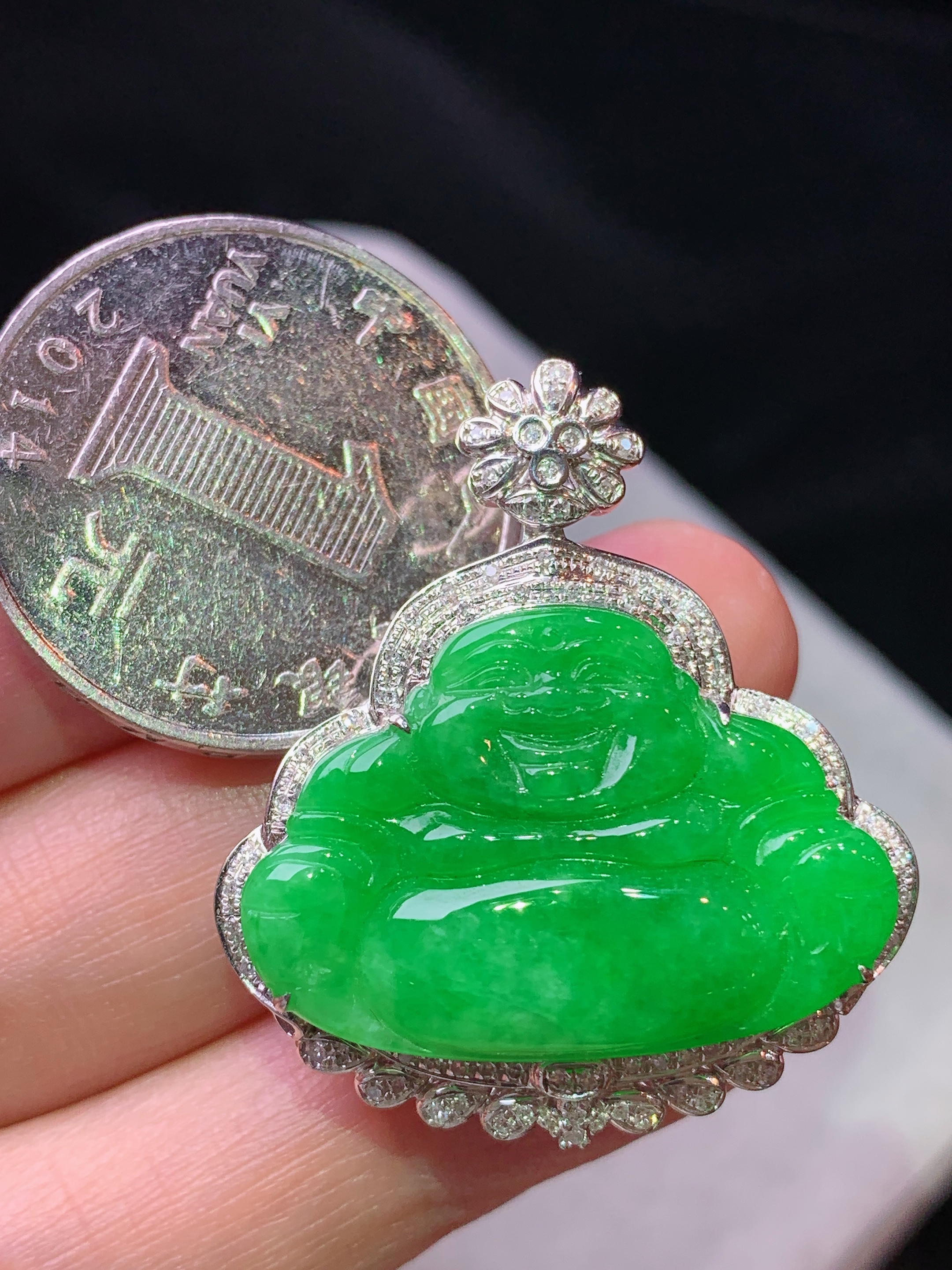 18k金钻镶嵌满阳绿佛公吊坠 玉质细腻 色泽艳丽清新 水润亮眼 整体尺寸33.2*29.5*10m2