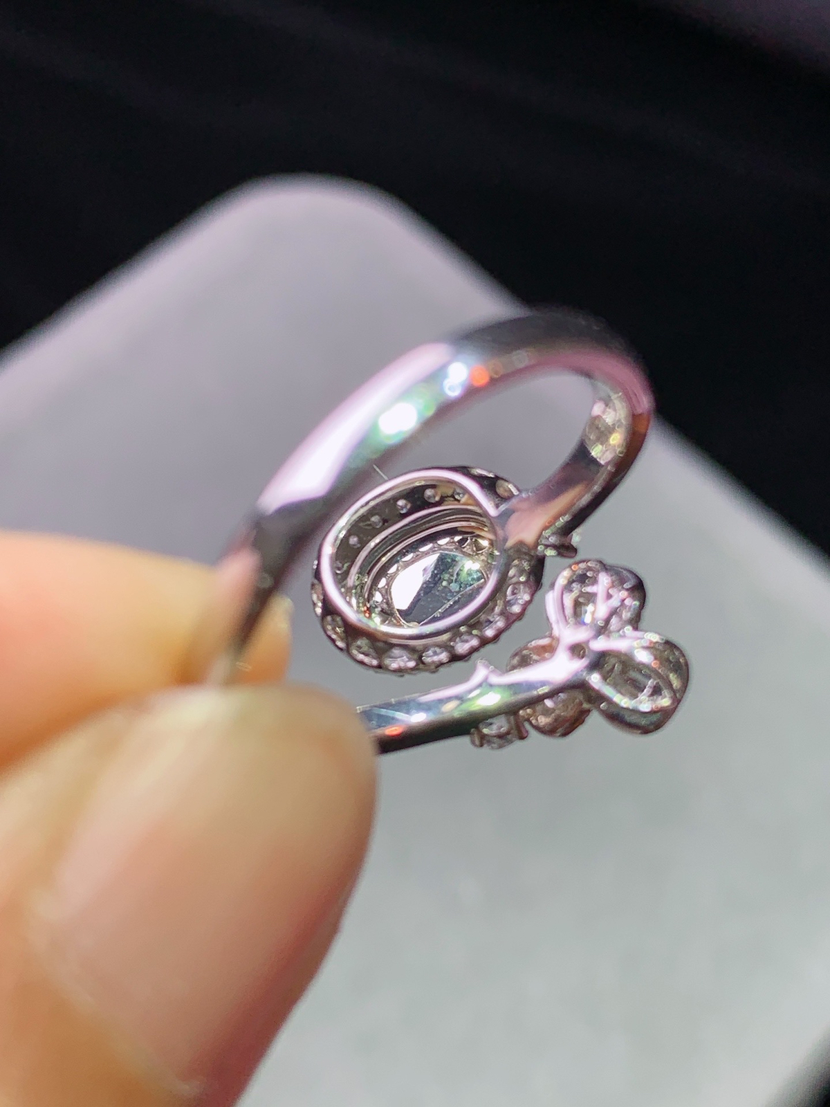 18 k金钻镶嵌冰种阳绿蛋面戒指 饱满水润 圈口 14 尺寸7.3*5.3*3.2 k1