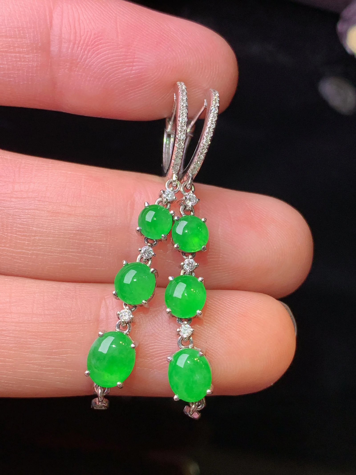 18k金钻镶嵌满绿蛋面耳坠 玉质细腻 水润亮眼 色泽艳丽 整体尺寸43.2*5.3*4 L2