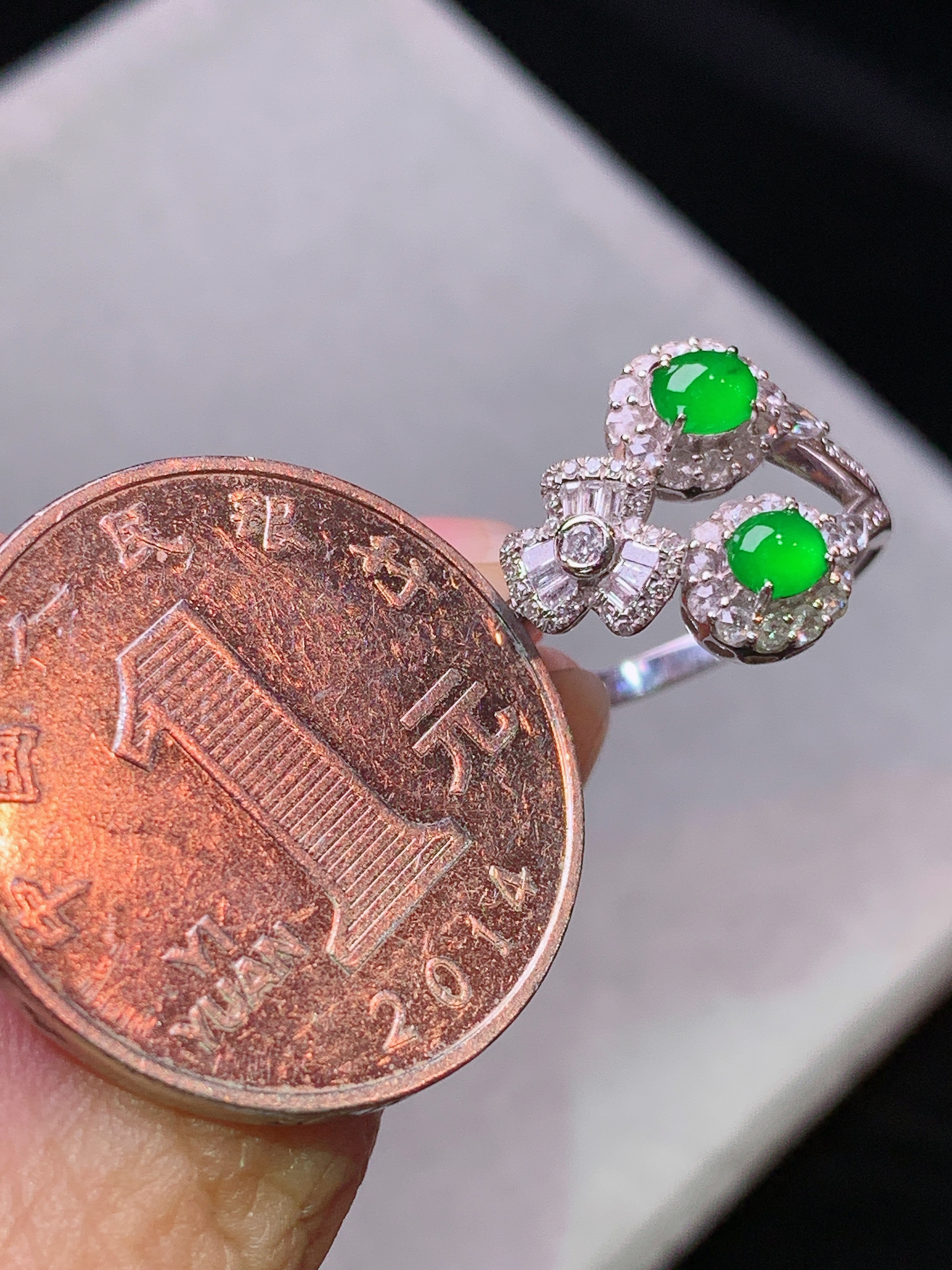 18k金钻镶嵌冰阳绿蛋面组合戒指 玉质细腻 水润亮眼 色泽艳丽 圈口11.5 裸石尺寸4.2*3.5*2k1