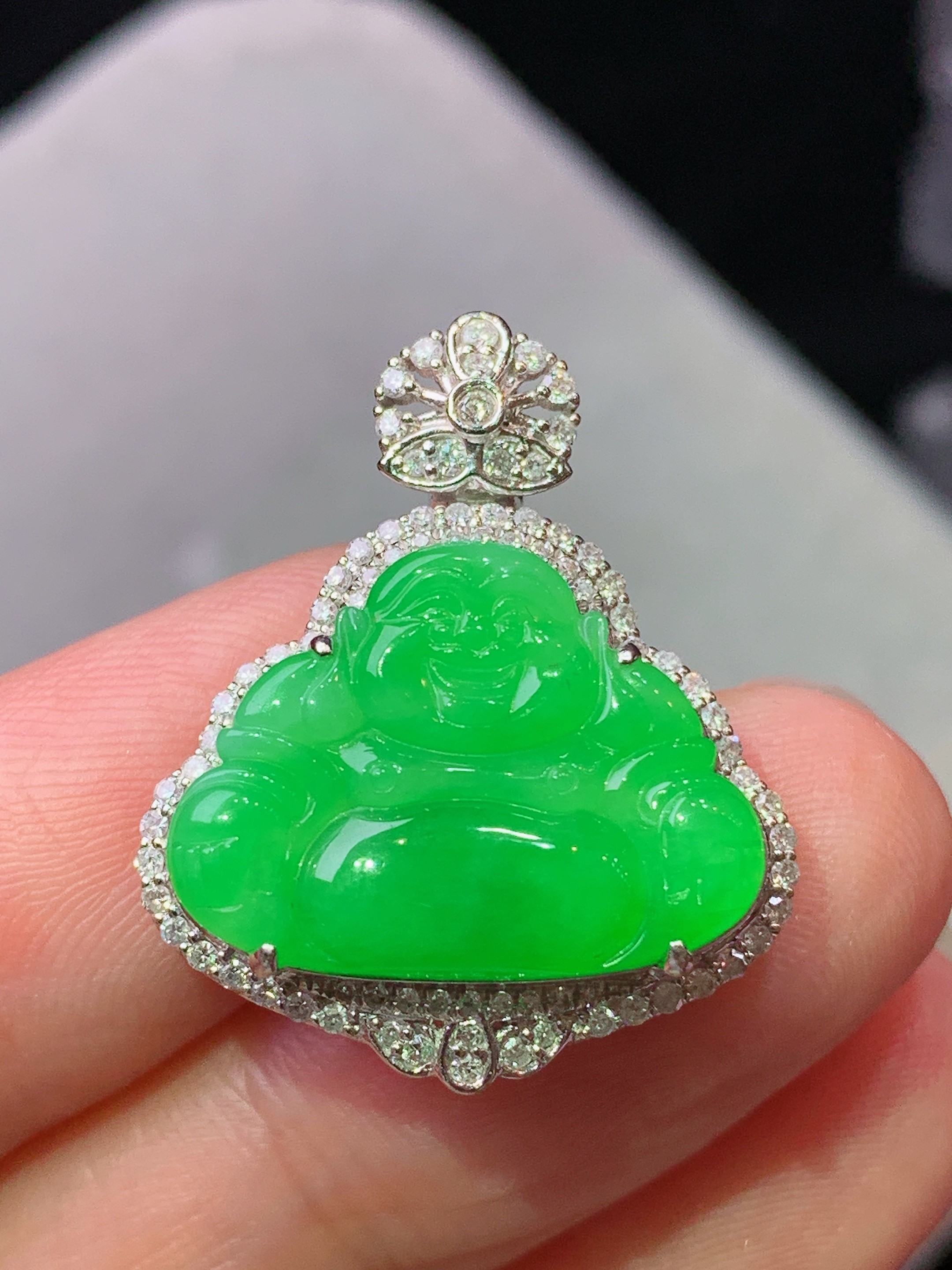 18k金钻镶嵌满阳绿佛公吊坠 玉质细腻 色泽艳丽清新 水润亮眼 整体尺寸25*20.6*8L2