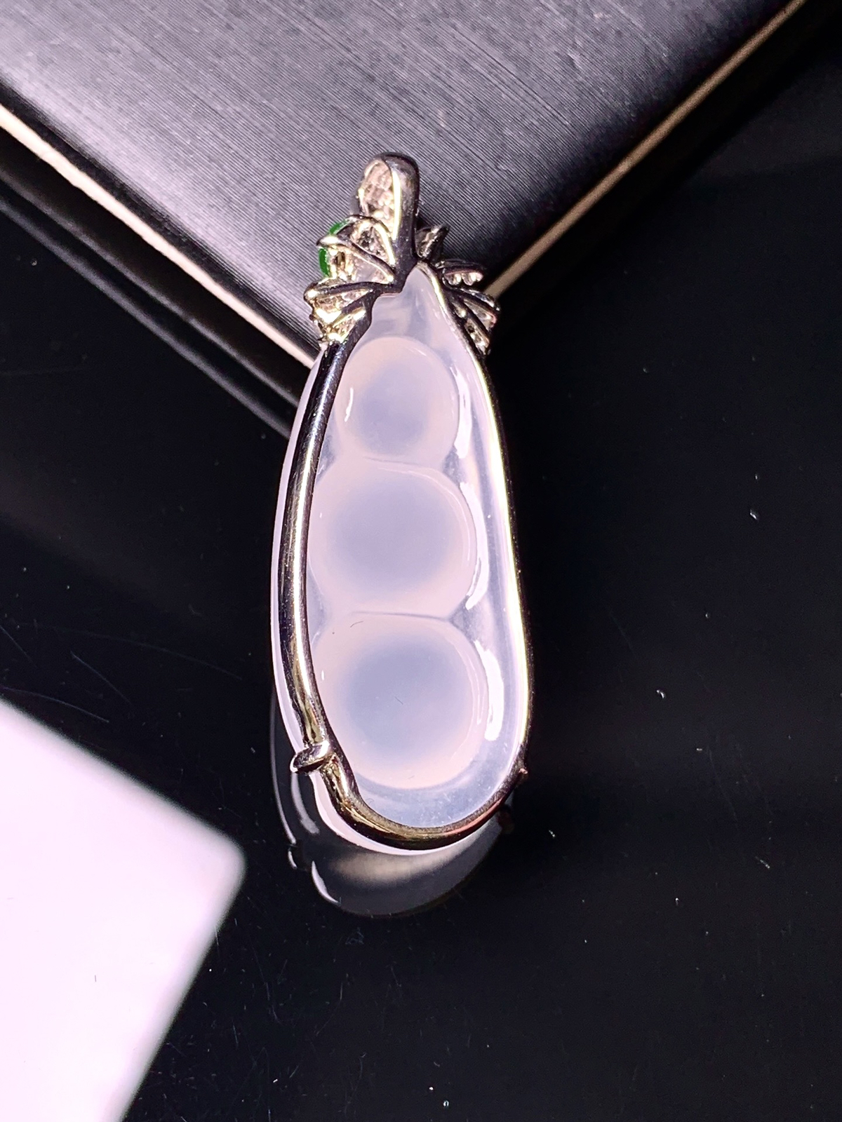 18k金钻镶嵌冰种四季豆吊坠 玉质细腻 色泽艳丽清新 水润亮眼 整体尺寸37.2*13.6*6.8t1