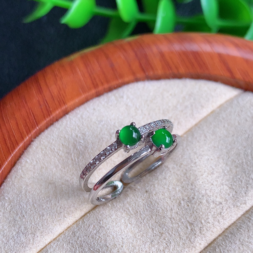 冰润满绿精美环形翡翠戒指  玉质细腻  冰清玉润  飘花灵动  颜色漂亮  W481.13  内径尺寸：17-6-3.6mm  裸石尺寸：3mm