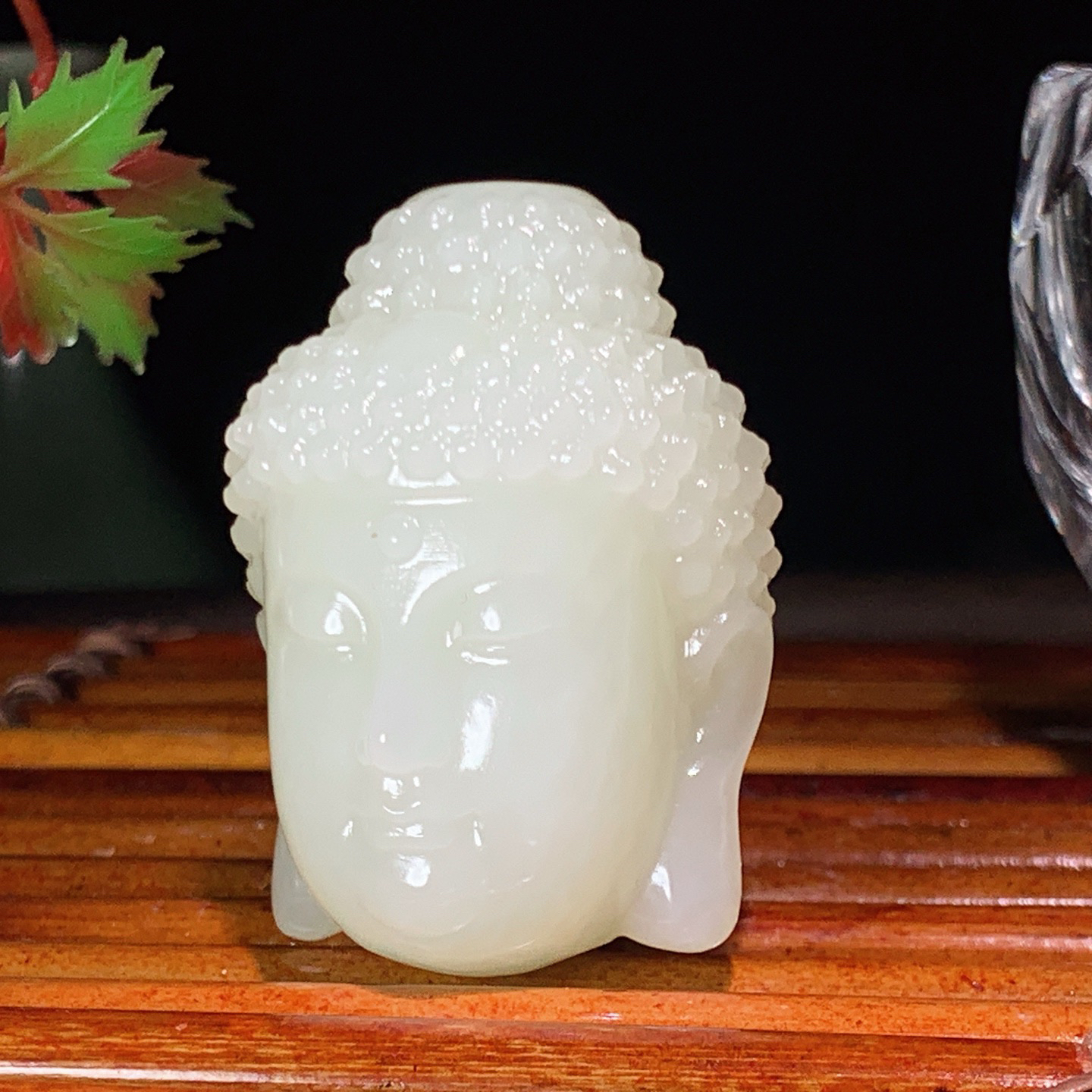 新疆和田玉观音头挂件。尺寸45/32/28重59克。玉质细腻油润。手推出油。佩戴高端典雅。lt260413