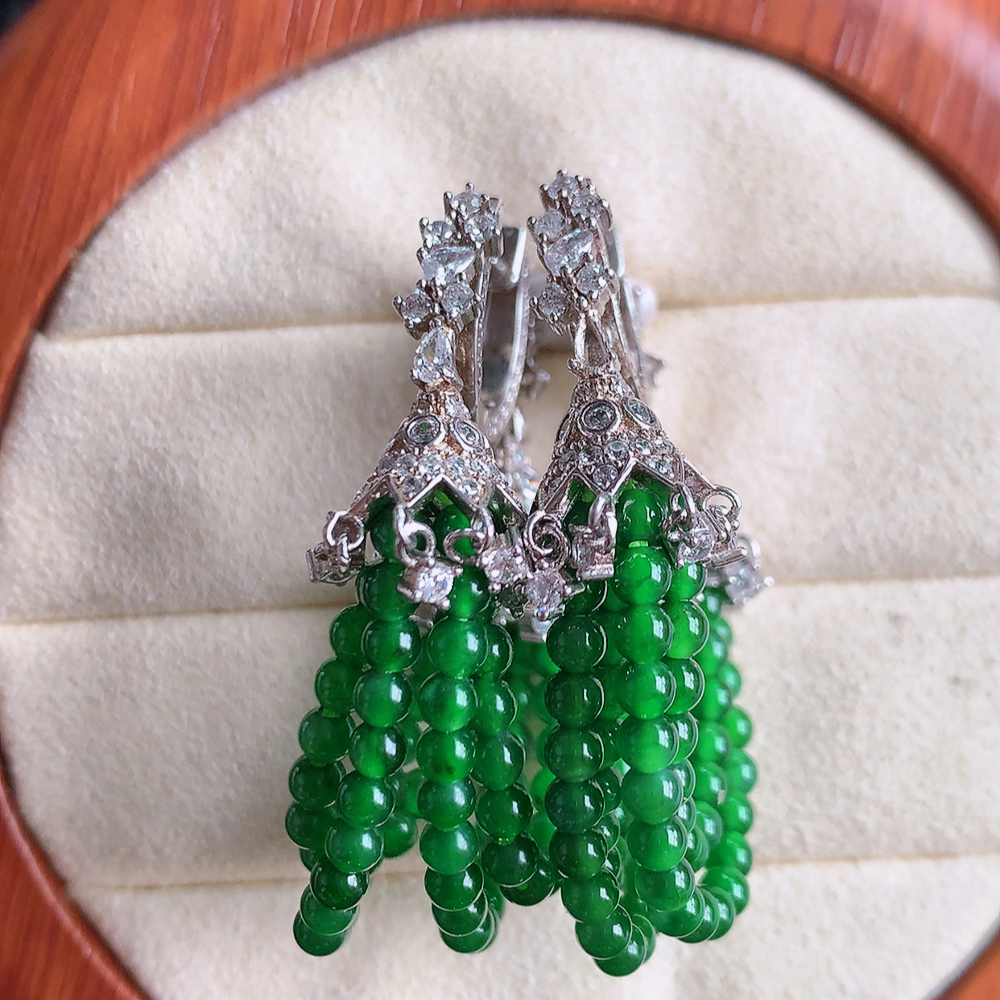 冰满绿翡翠925银镶嵌耳坠，自然光实拍，翠色灵动，颜色漂亮，种老水足，品相佳，佩戴佳品！W481.13 取一整体尺寸：41.5-30-12mm  裸石尺寸：3mm