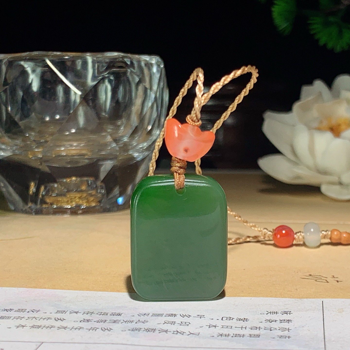 和田玉阳绿俄罗斯碧玉平安无事牌挂件。尺寸26/20/8重14克 玉质细腻油润 底色纯净 脂粉好，品质好。lt260413