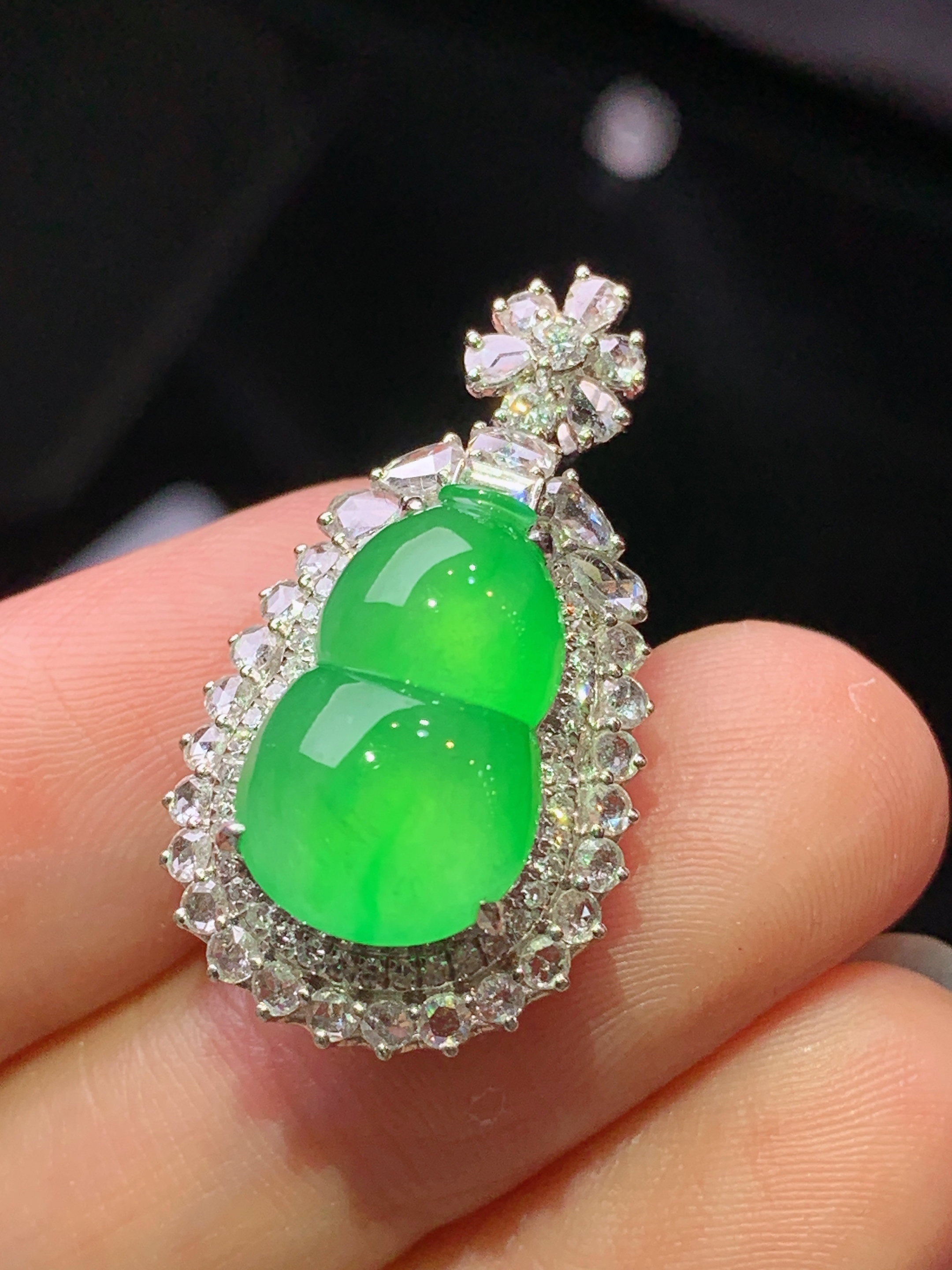 18k金钻镶嵌冰阳绿葫芦吊坠 玉质细腻 水润亮眼 色泽艳丽 整体尺寸24.5*15.2*11.5z1