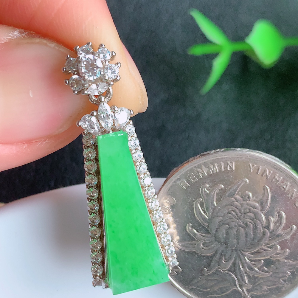 冰润满绿无事牌翡翠吊坠，平平安安，万事如意，沁人心脾，清秀高雅， 925银饰镶嵌   W357.13 整体尺寸：34.5-12.5-7.3mm    裸石尺寸：21.8-8.2mm