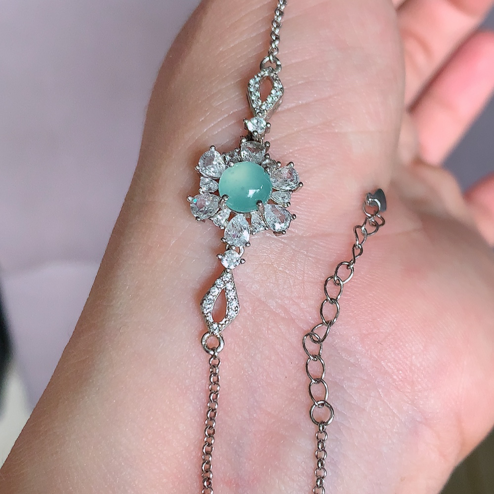 冰晴水翡翠蛋面手链，水水润润，珠圆玉润，颜色鲜艳，妙明清净，清秀高雅，佩戴效果优雅迷人！性价比超值 W481.13  整体尺寸：13.3-13.5-5.2mm    裸石尺寸：6mm