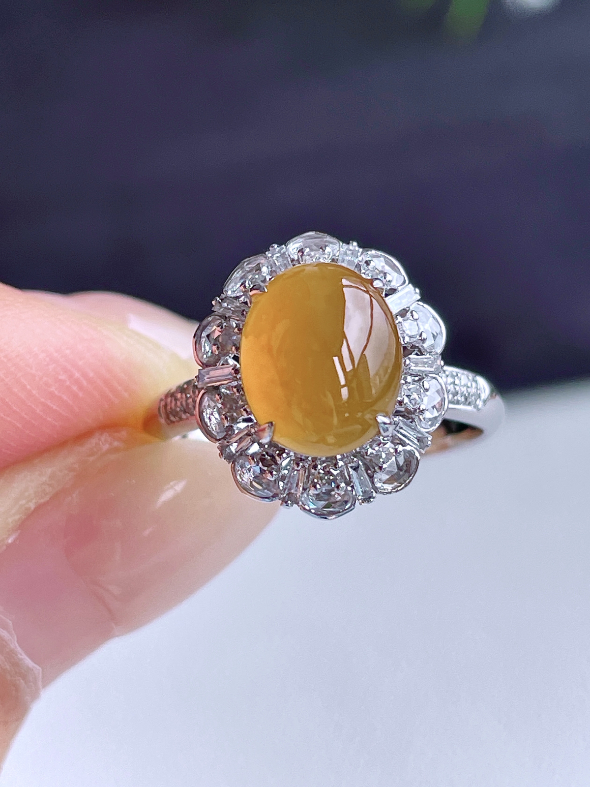 【镶嵌】高冰黄翡蛋面戒指 
【说明】缅料 18k金镶嵌 性价比高  
【整体】13.7-12.4-