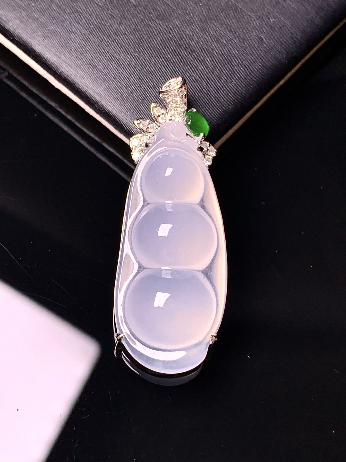 18k金钻镶嵌冰种四季豆吊坠 玉质细腻 色泽艳丽清新 水润亮眼 整体尺寸37.2*13.6*6.8t