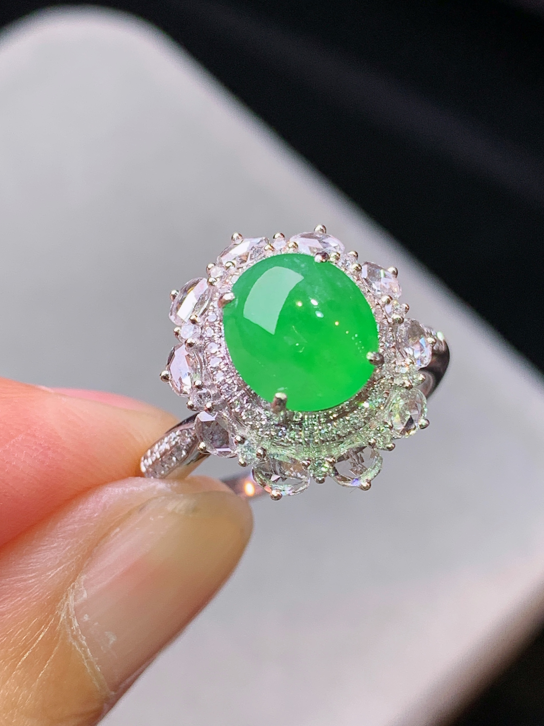 18k金钻镶嵌冰阳绿蛋面戒指 玉质细腻 水润亮眼 色泽艳丽 圈口14 整体尺寸15.8*14*9.8