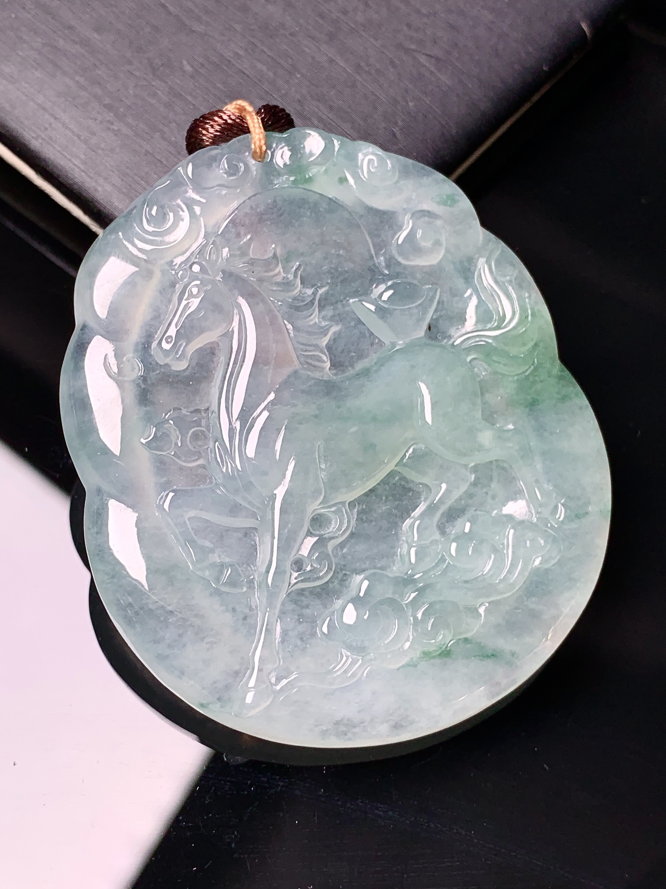 冰种飘绿生肖马牌吊坠 玉质细腻 水润亮眼 色泽艳丽 整体尺寸48.2*41.5*5b2