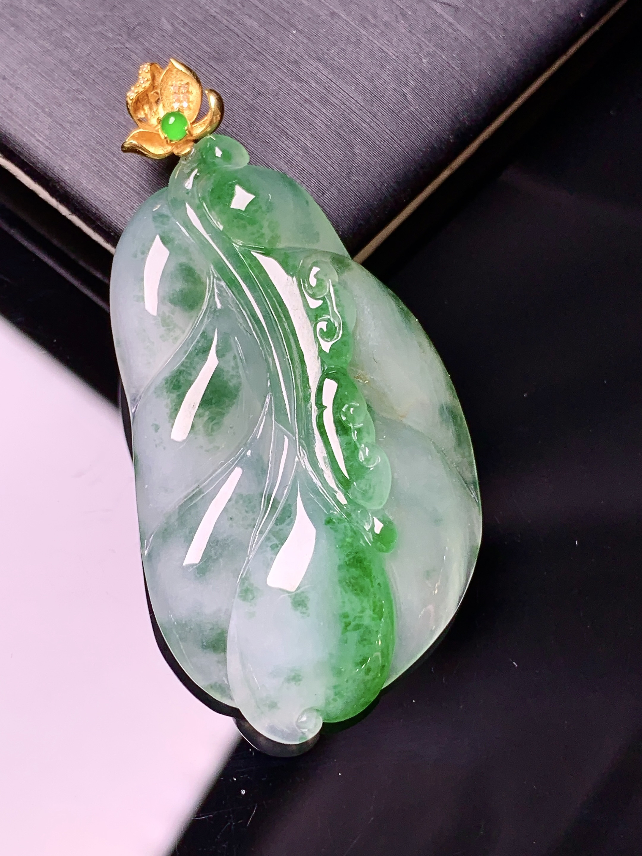 18k金钻镶嵌飘绿树叶吊坠 玉质细腻 色泽艳丽清新 水润亮眼 整体尺寸48*24*6e1