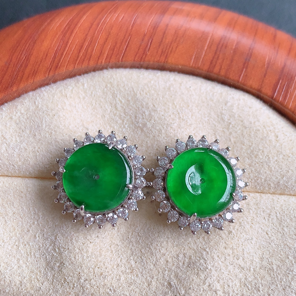 冰满绿翡翠925银镶嵌耳坠，自然光实拍，翠色灵动，颜色漂亮，种老水足，品相佳，佩戴佳品！W481.13 取一整体尺寸：14-6mm  裸石尺寸：9.6mm