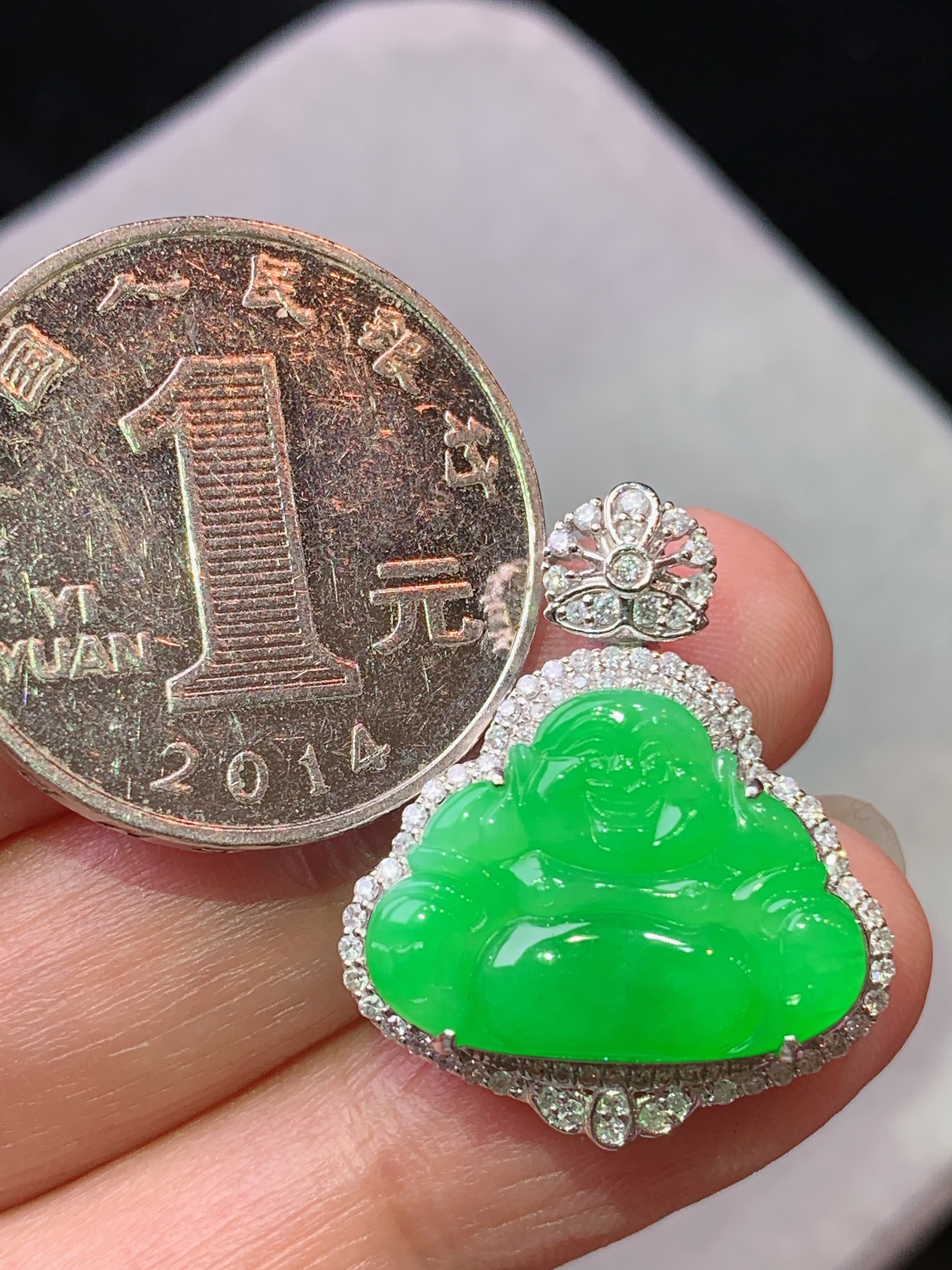 18k金钻镶嵌满阳绿佛公吊坠 玉质细腻 色泽艳丽清新 水润亮眼 整体尺寸25*20.6*8L2