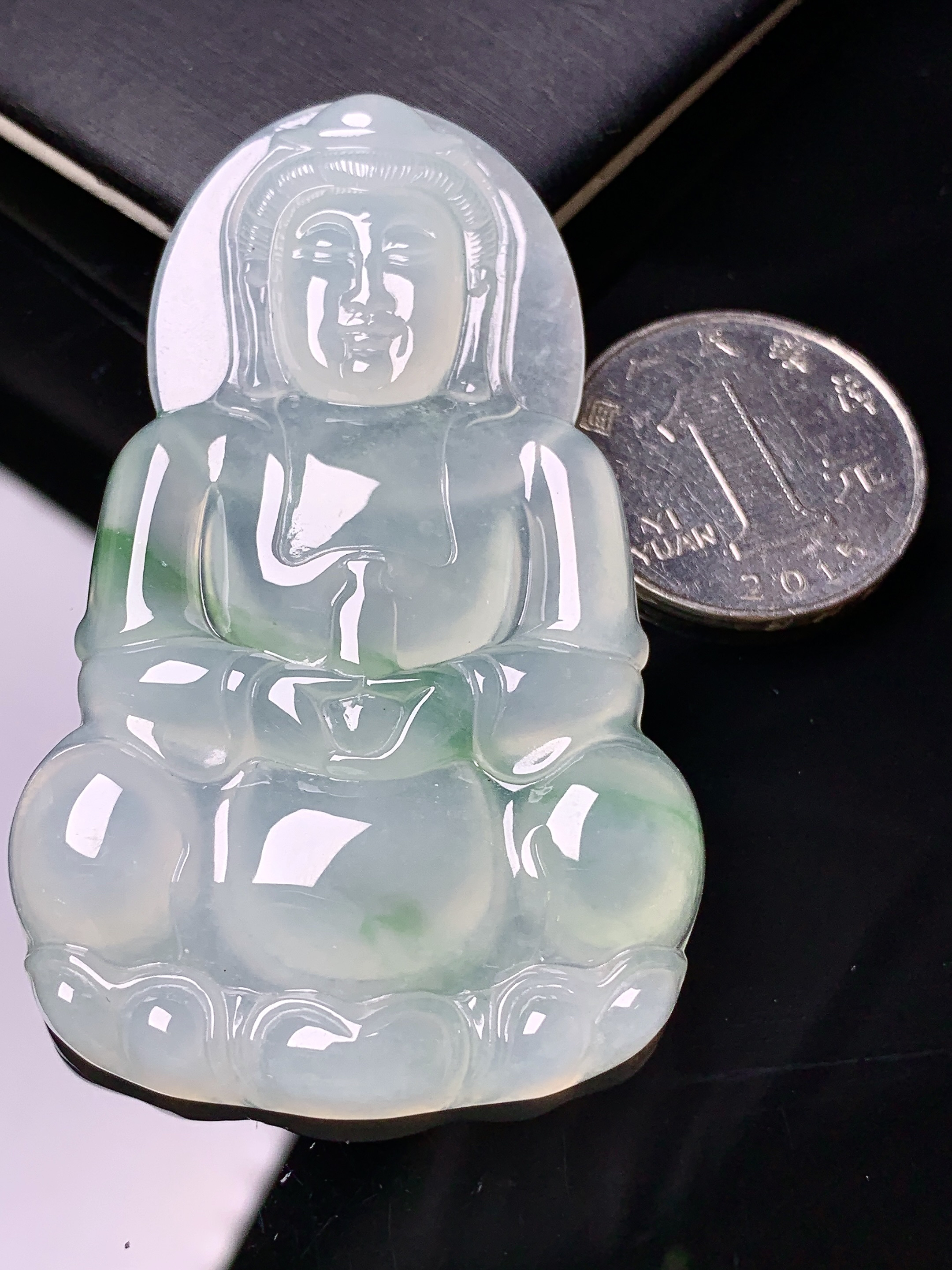 冰飘绿观音菩萨吊坠 玉质细腻 色泽艳丽清新 水润亮眼 整体尺寸64.3*40.5*6x1