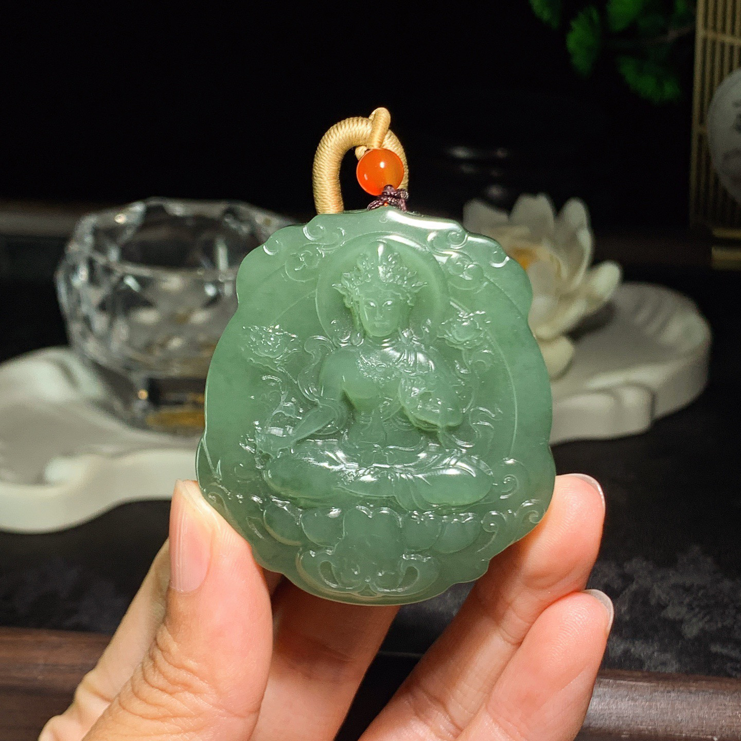 和田玉湖水绿度母菩萨挂件。尺寸53/48/11重61.5克  手推出油。玉质细腻油润。品相大气206413