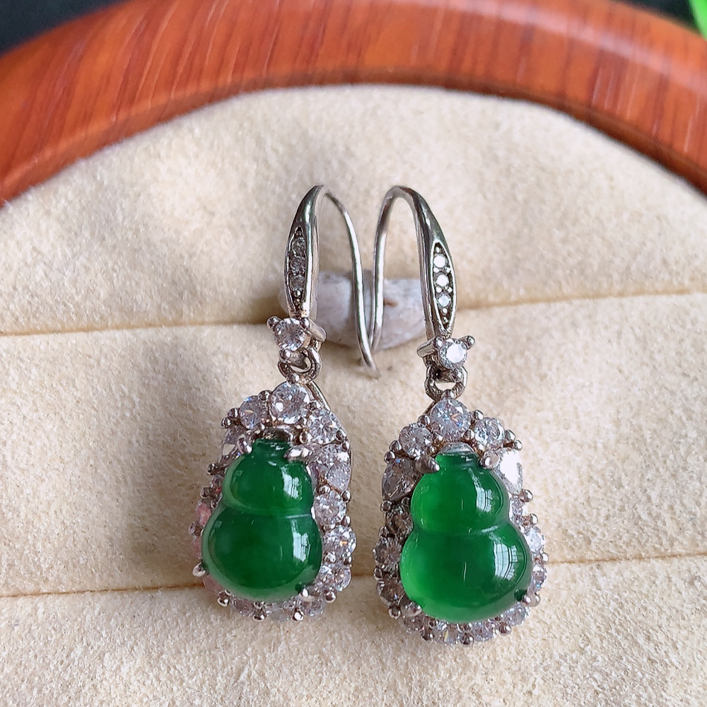 冰满绿翡翠925银镶嵌葫芦耳坠，自然光实拍，翠色灵动，颜色漂亮，种老水足，品相佳，佩戴佳品！W481.13  取一整体尺寸：17.5-10.6-7.8mm  裸石尺寸：10-7.8mm