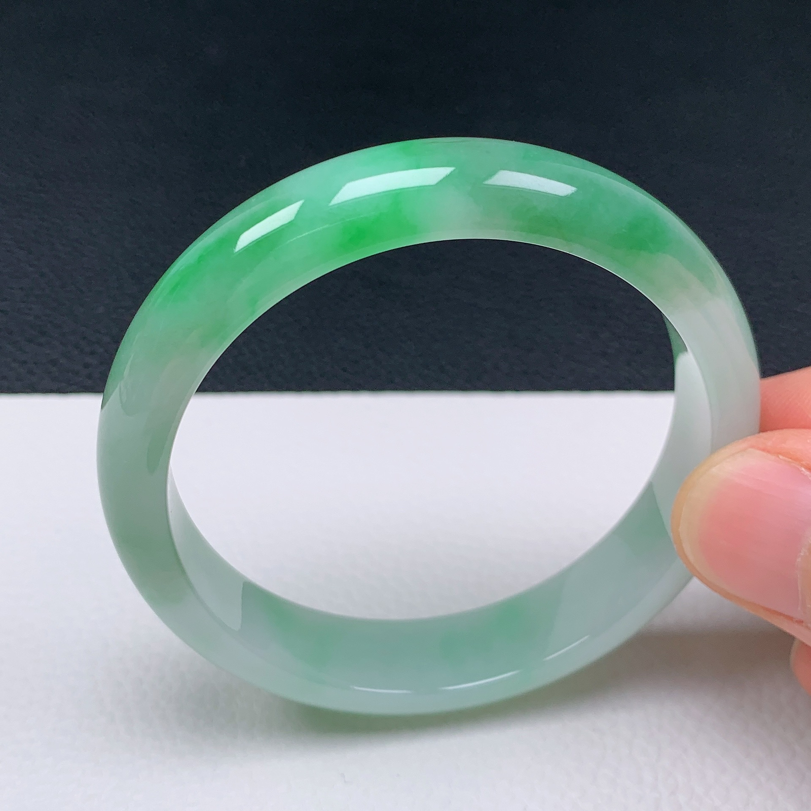 天然翡翠圈口54-55老坑冰透飘绿半山水手镯 玉质细腻 种水好 尺寸：54.5-12.1-6.8mm