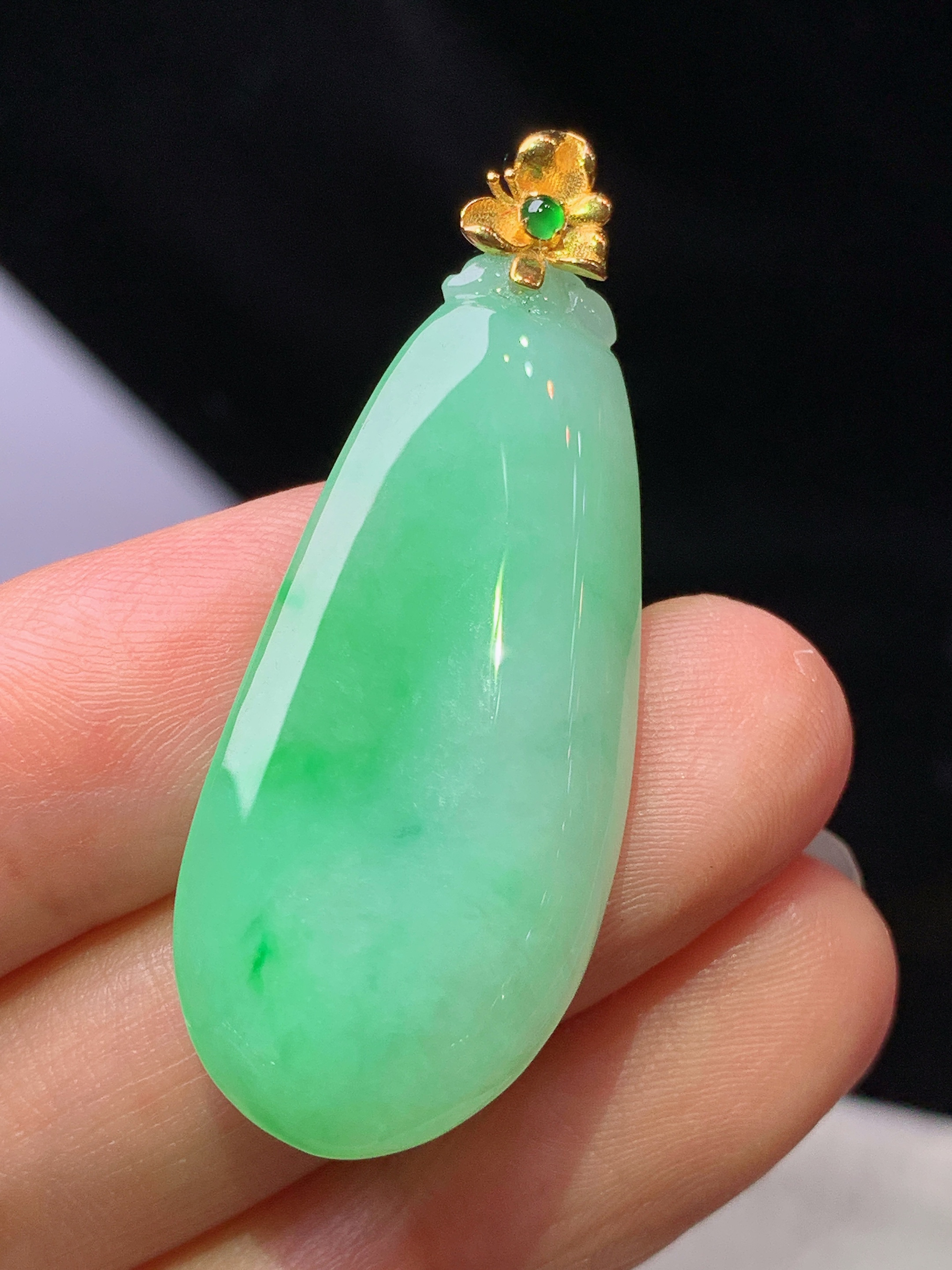 18k金镶嵌飘绿福瓜吊坠 玉质细腻 水润亮眼 色泽艳丽 整体尺寸42.2*16.6*5.6j1